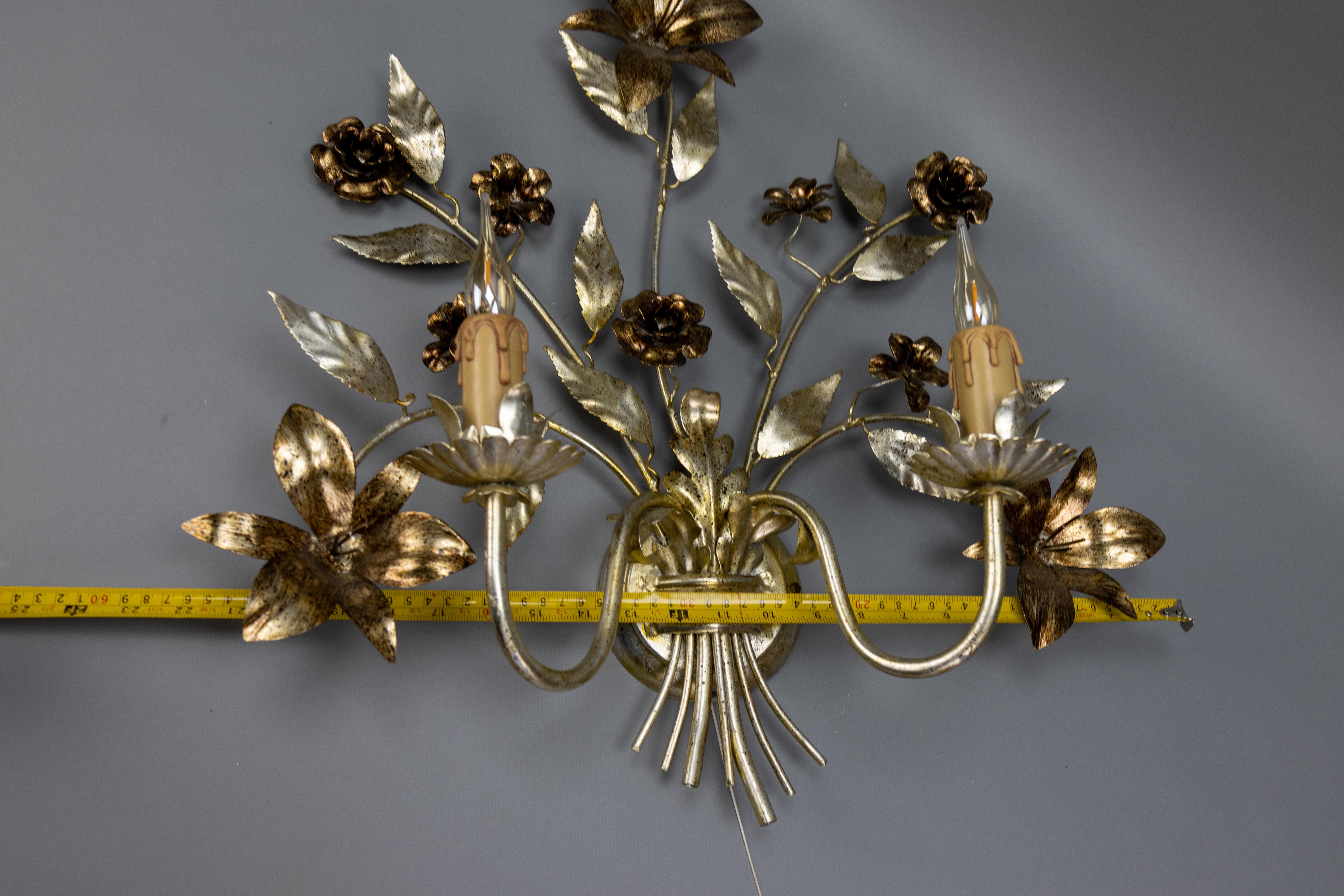 Grande applique a due luci in metallo floreale in stile Hollywood Regency, colore argento in vendita 11