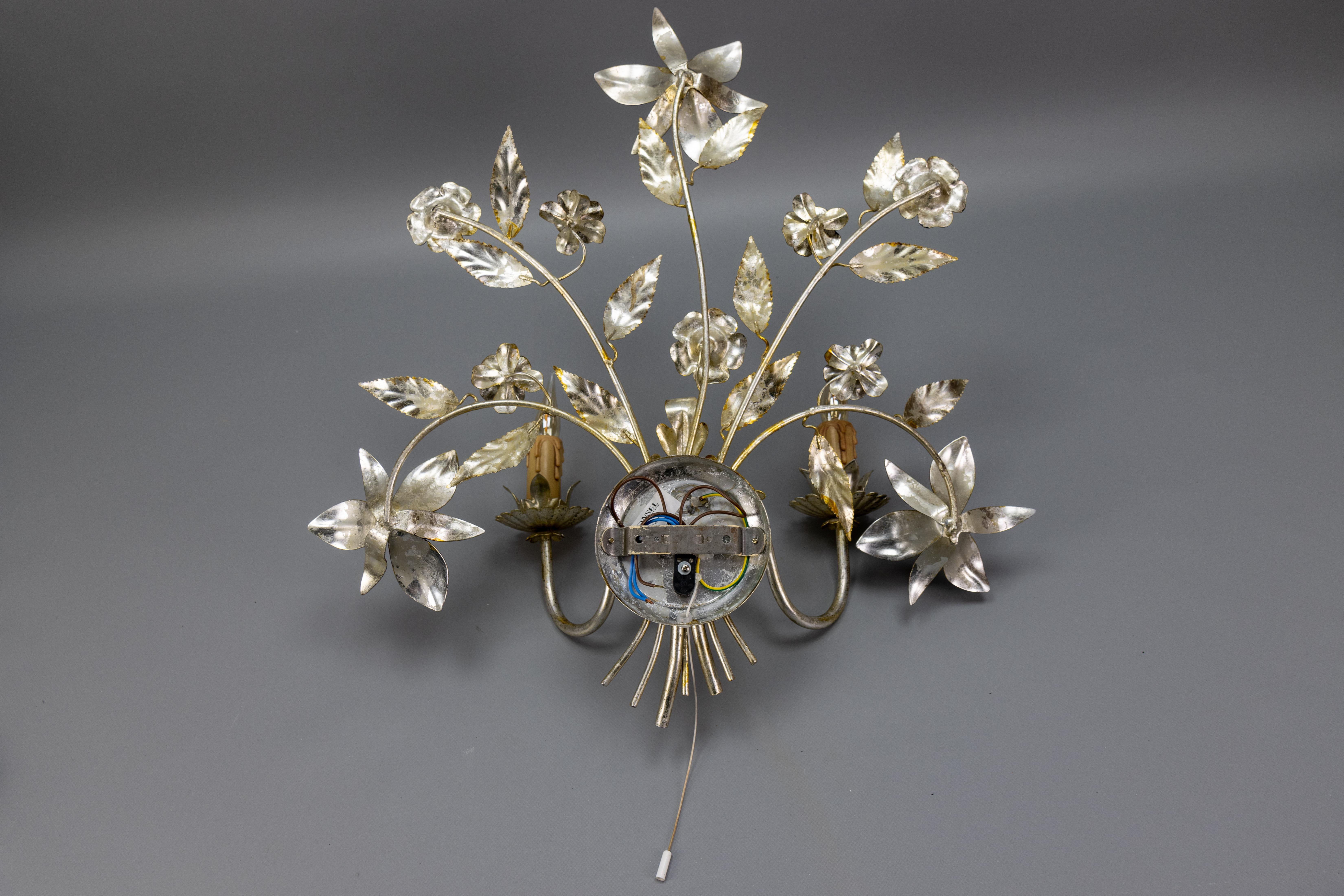 Grande applique a due luci in metallo floreale in stile Hollywood Regency, colore argento in vendita 13