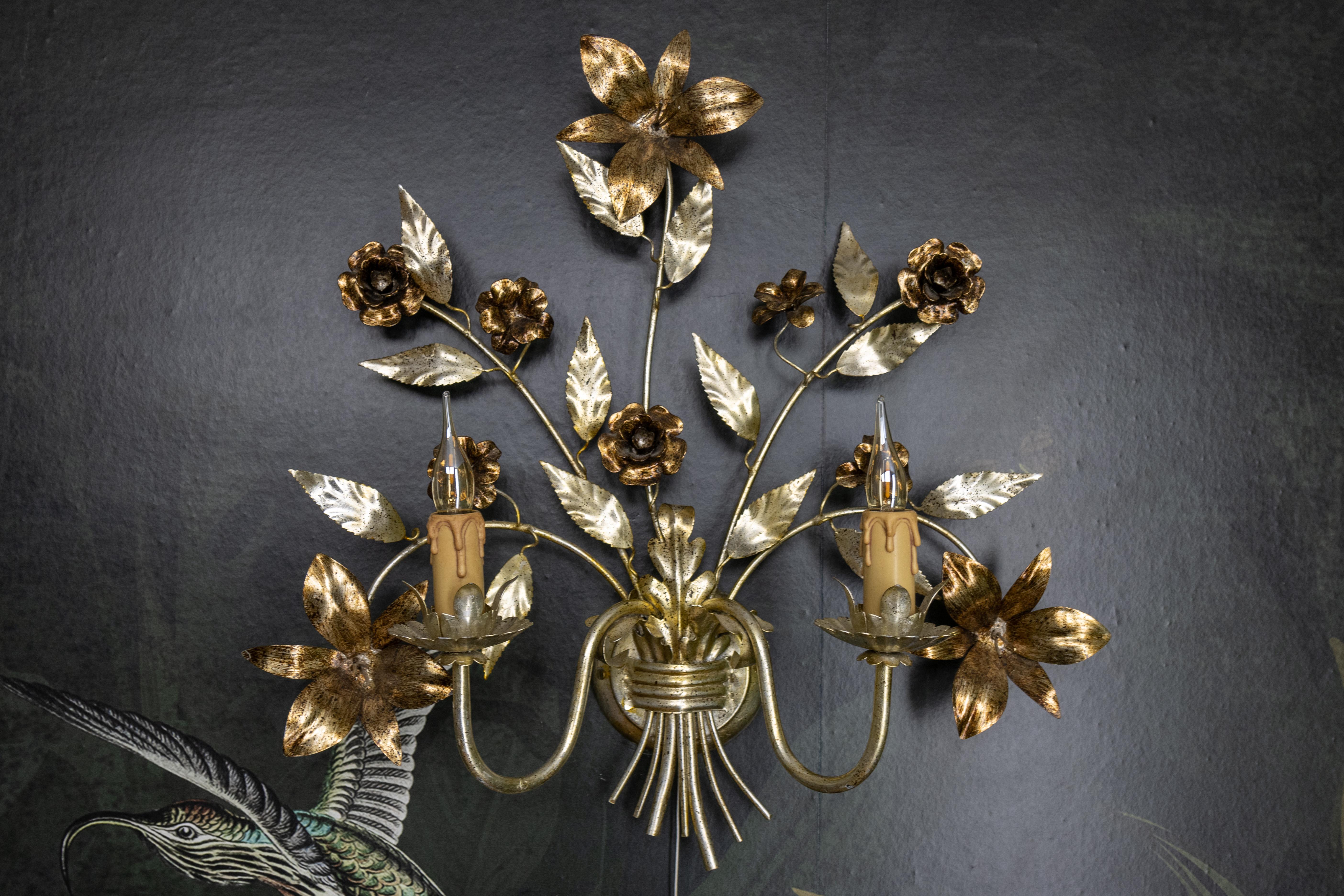 Applique floreale a due luci in metallo color argento in stile Hollywood Regency di Honsel Leuchten, Germania, anni '80 circa. 
Questa splendida lampada da parete in metallo patinato argento in stile Hollywood Regency presenta motivi floreali e due