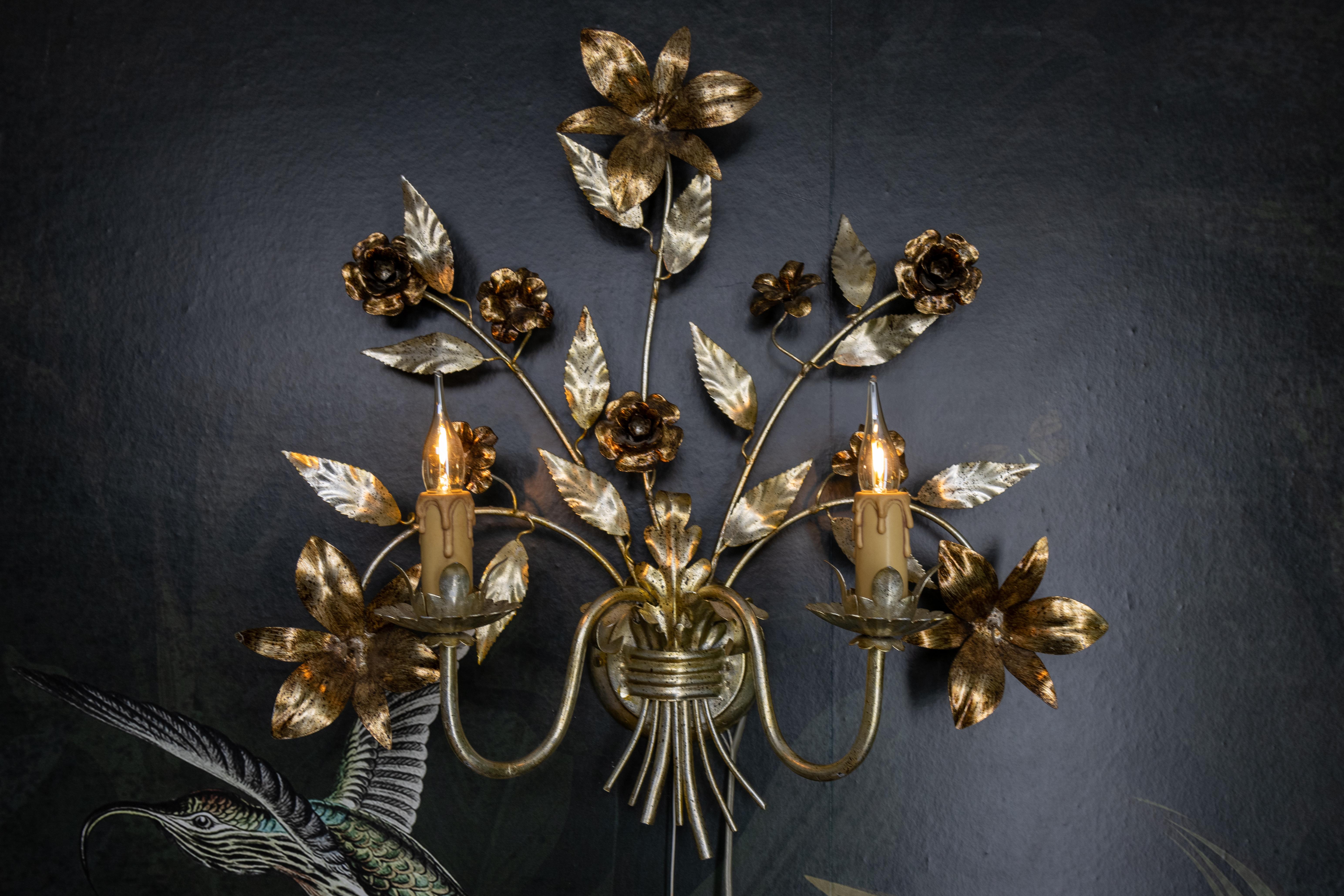Tedesco Grande applique a due luci in metallo floreale in stile Hollywood Regency, colore argento in vendita