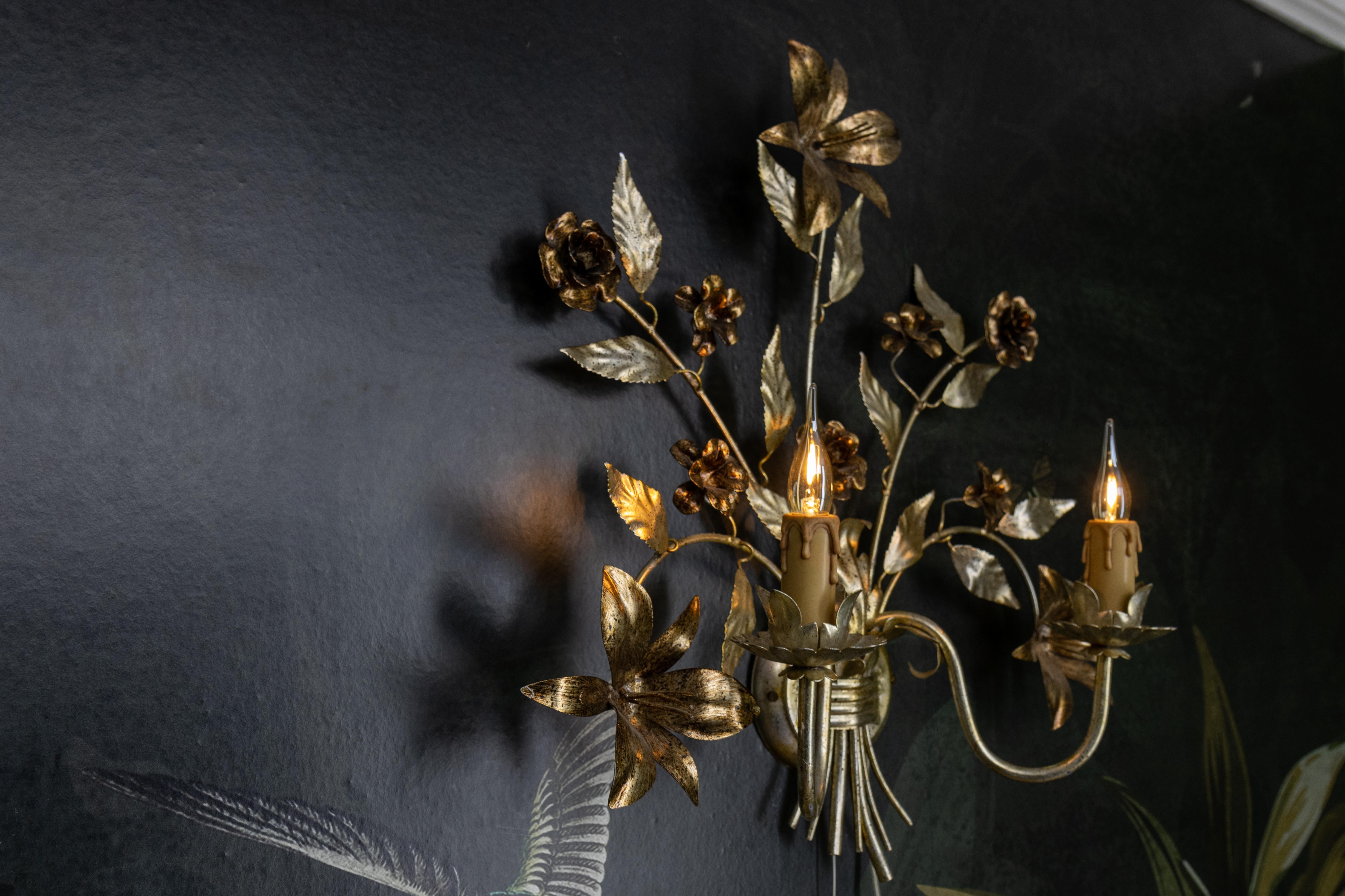Metallo Grande applique a due luci in metallo floreale in stile Hollywood Regency, colore argento in vendita