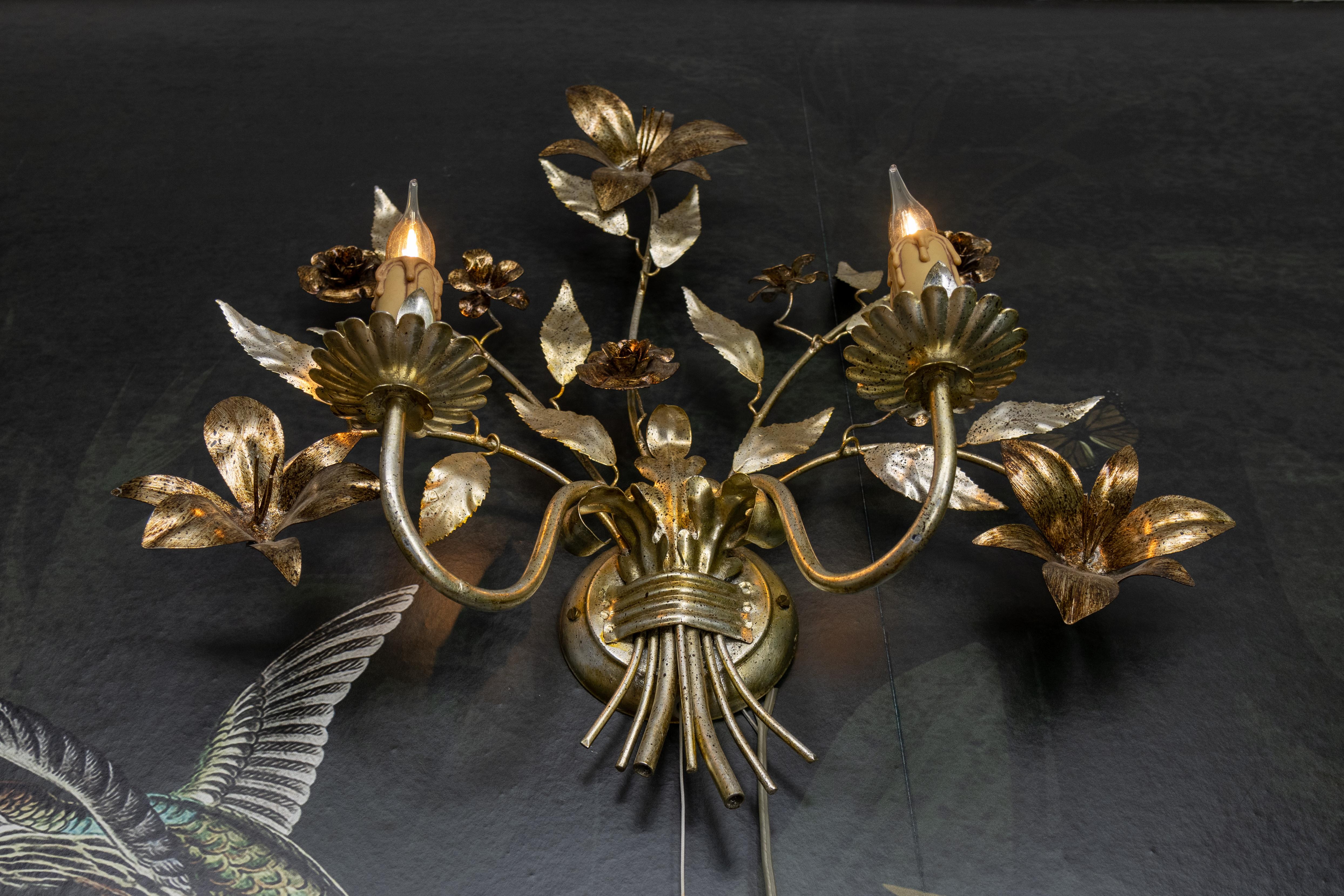 Grande applique a due luci in metallo floreale in stile Hollywood Regency, colore argento in vendita 2