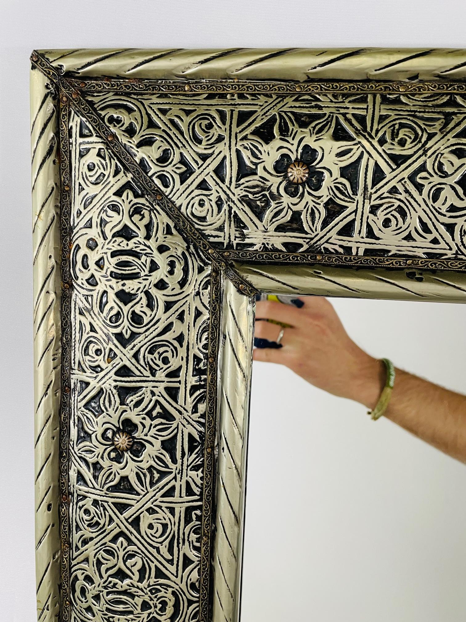 Gran espejo de suelo o pared plateado de filigrana marroquí estilo Hollywood Regency en venta 5