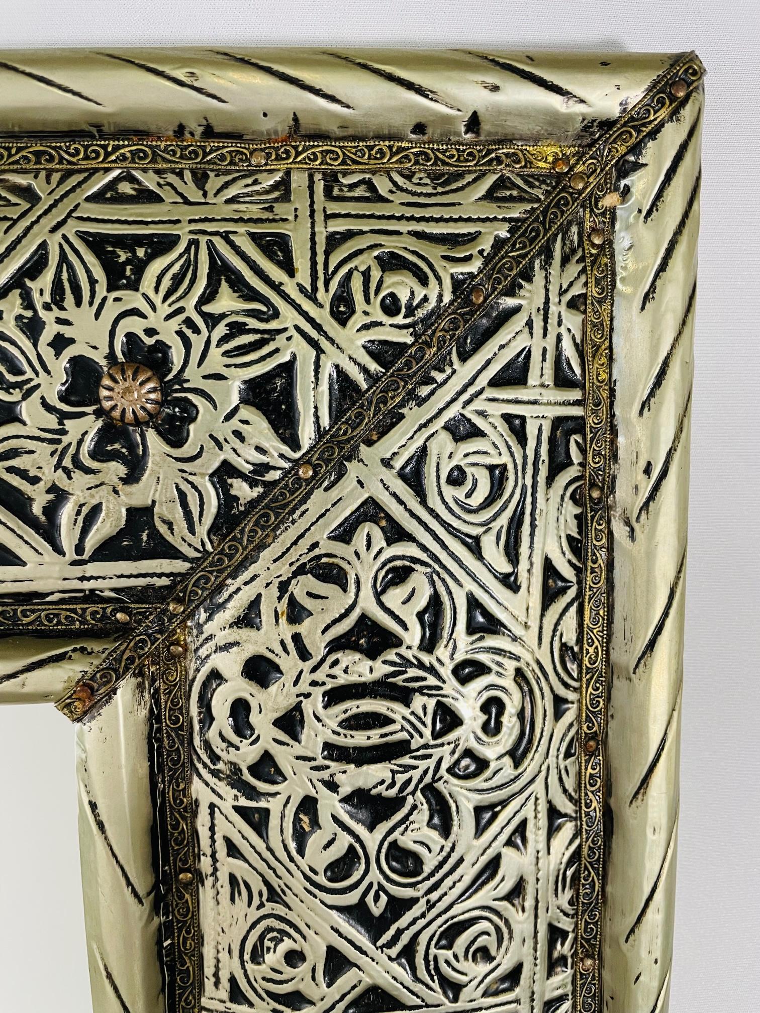 Gran espejo de suelo o pared plateado de filigrana marroquí estilo Hollywood Regency en venta 6
