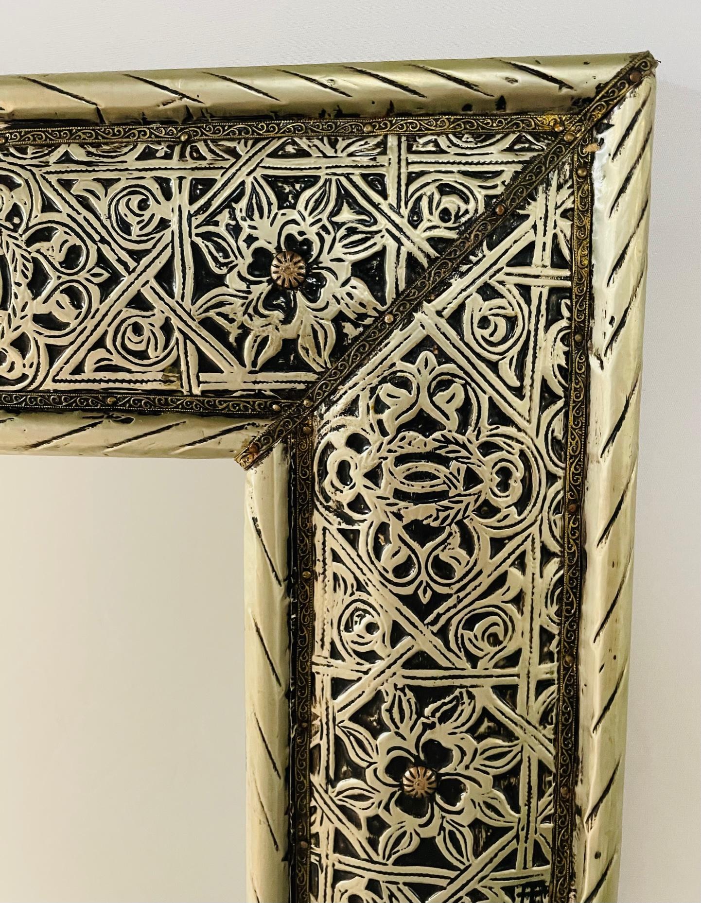 Gran espejo de suelo o pared plateado de filigrana marroquí estilo Hollywood Regency Marroquí en venta