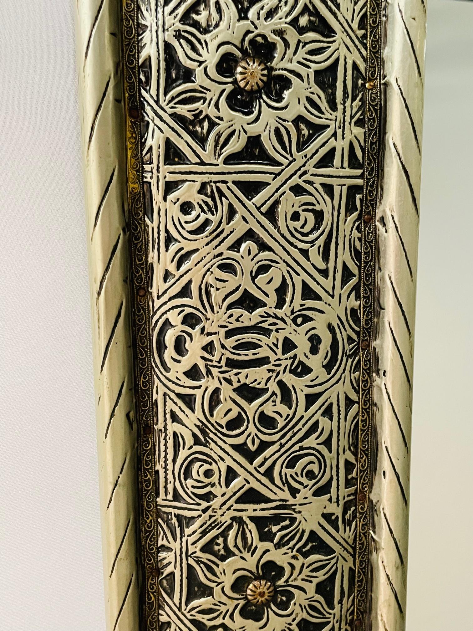 Gran espejo de suelo o pared plateado de filigrana marroquí estilo Hollywood Regency en venta 1