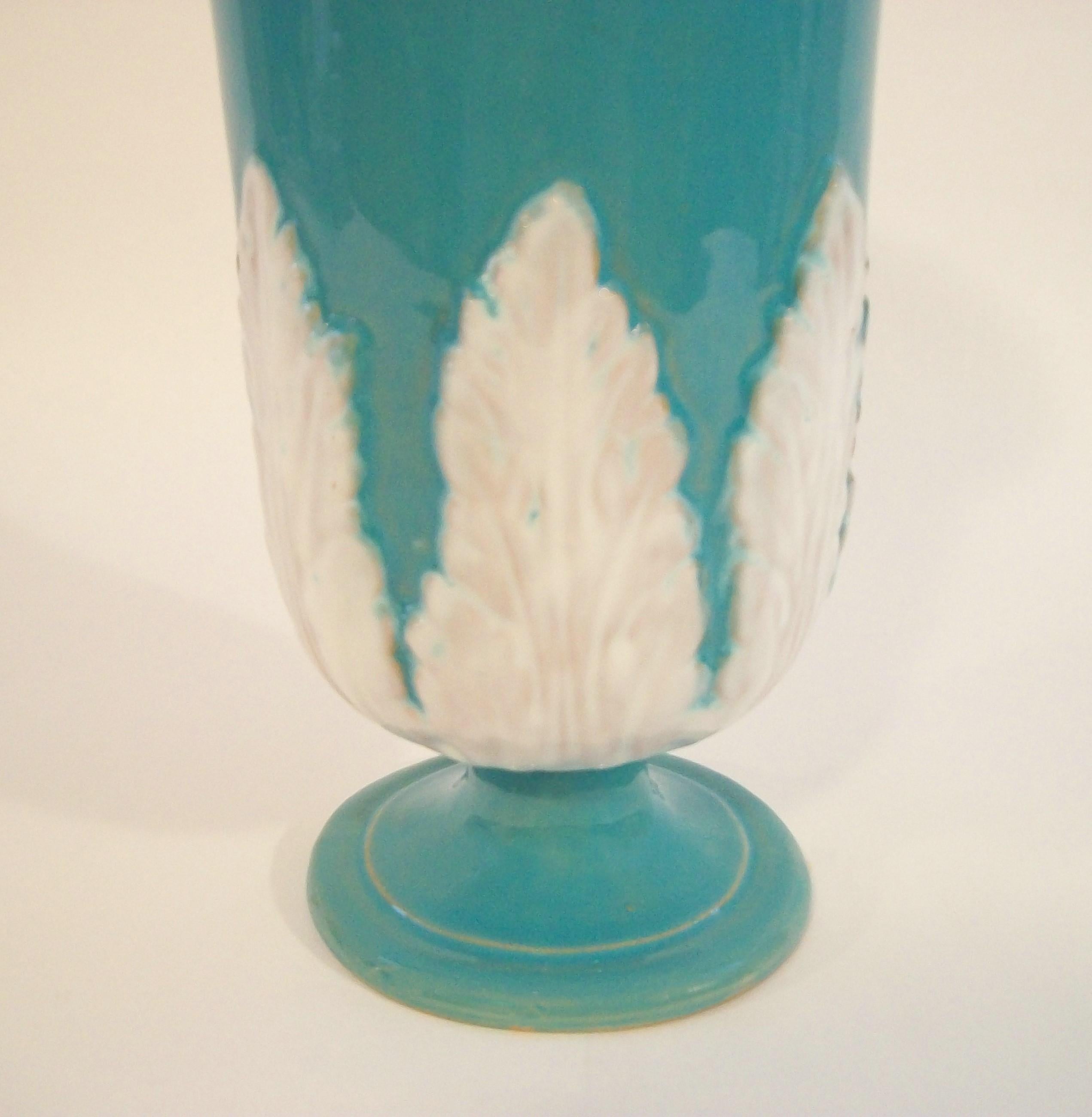 20ième siècle Grand vase Hollywood Regency en terre cuite émaillée turquoise - Italie - vers les années 1960 en vente
