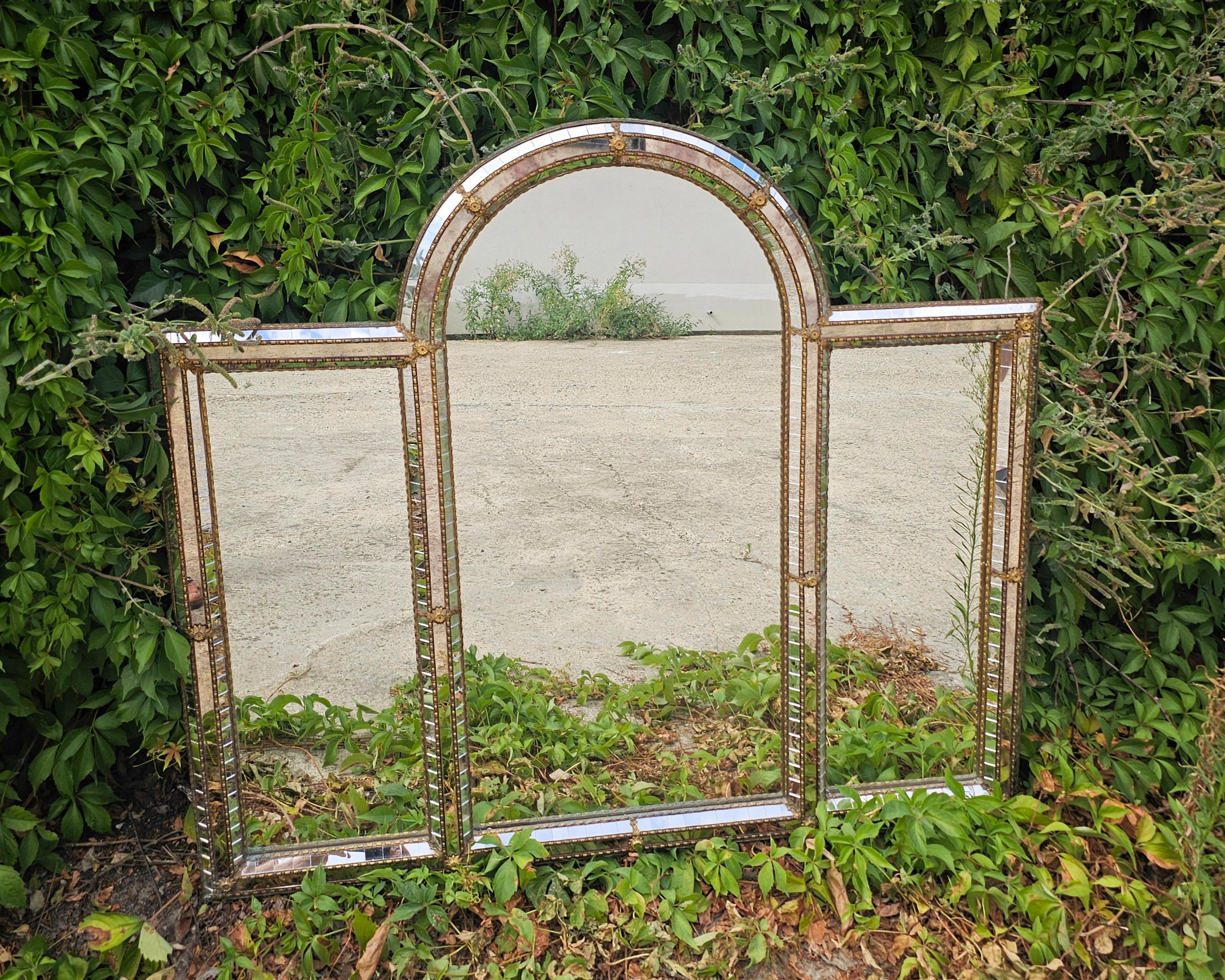 Dans cette annonce, vous trouverez un majestueux miroir vénitien ! Elle présente une forme unique de triptyque, avec un cadre partiellement en mosaïque, à partir de petits morceaux de miroir, et partiellement en miroir oxydé avec un reflet violet.