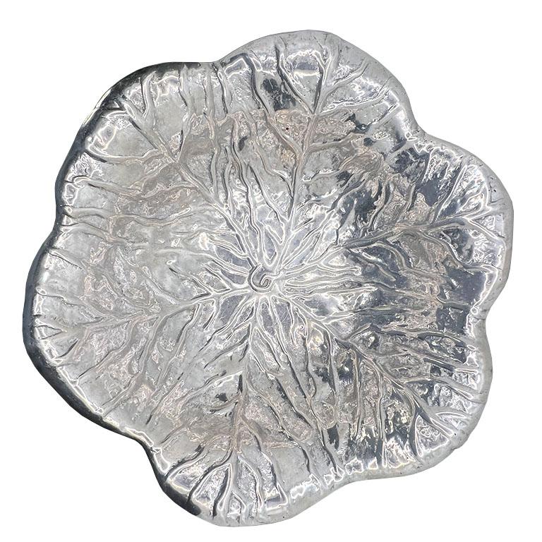 Gran cuenco de peltre de la Regencia de Hollywood para servir hojas de col, obra de Golan. 

Este impresionante cuenco grande para coles u hojas de lechuga de Golan es un testimonio de su diseño magistral y su artesanía artística. Inspirada en la