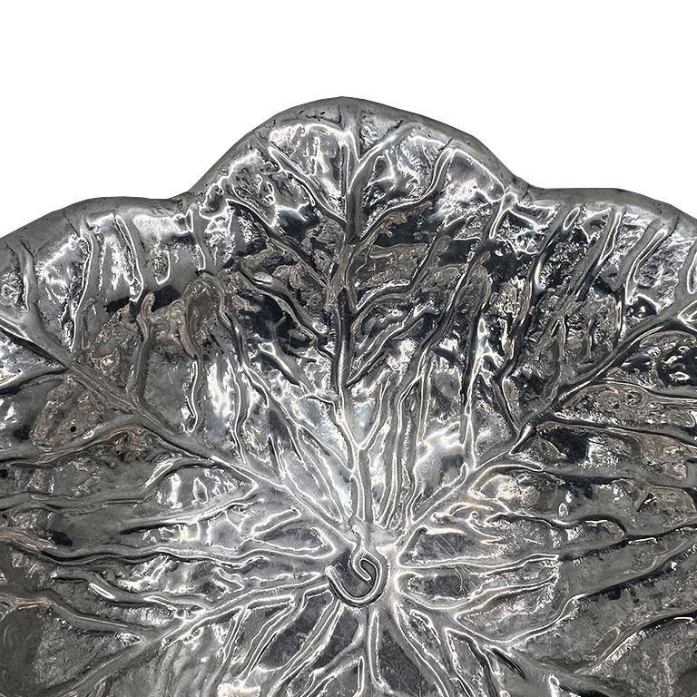 Gran cuenco de peltre plateado con forma de hoja de col de la época de la Regencia de Hollywood de Golan en venta 2