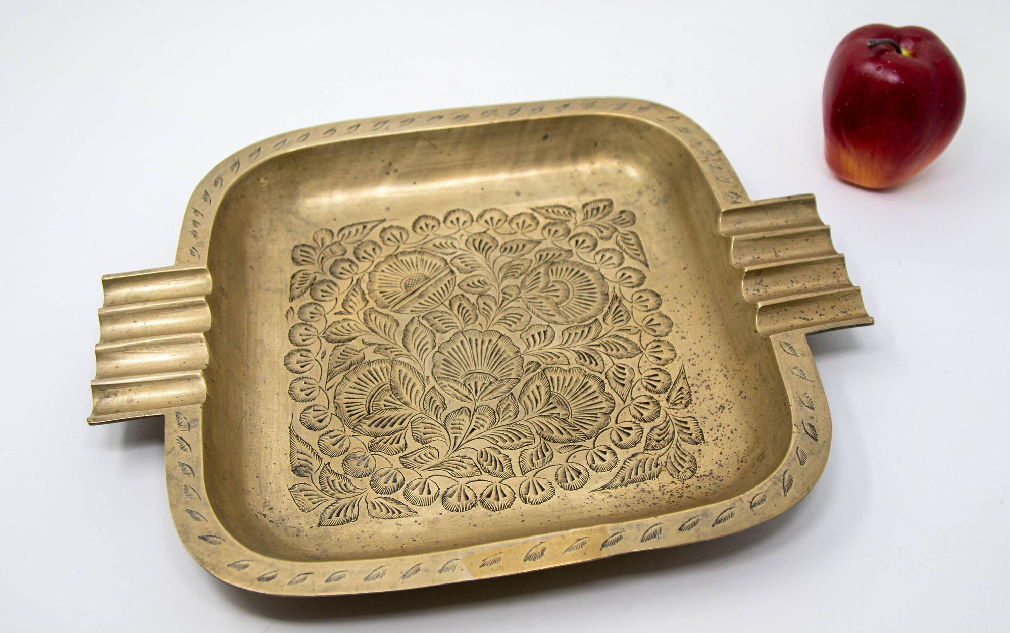 Cenicero grande de latón grabado Hollywood Regency Vintage cuadrado Años 50 en venta 5