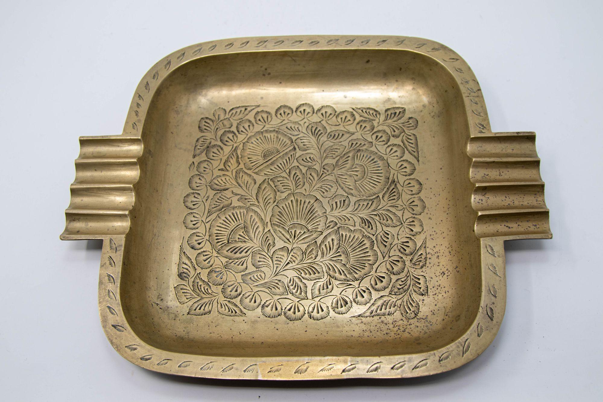 Gran cenicero de puros vintage de latón grabado de estilo Hollywood Regency.
Salvamanteles sobredimensionado de latón de estilo asiático Art Decó de mediados de siglo, muy bien grabado con diseños florales de estilo asiático morisco.
Esta bandeja de
