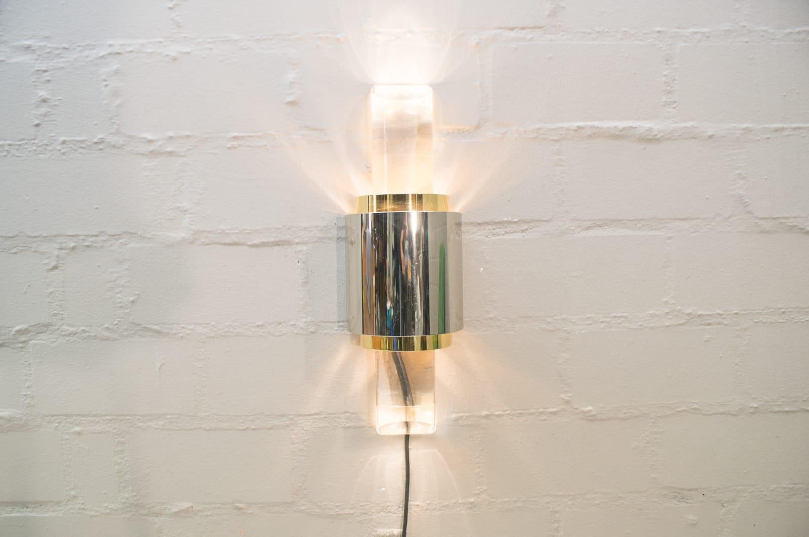 Rare and elegant Mid-Century Modern wall lamp, 1960s, Italy. Executed in metal and plexiglass.

The lamp is executed with 2 x E14 Edison screw fit bulbs. It is wired, and in working condition. It runs both on 110 / 230 volt.

Good original