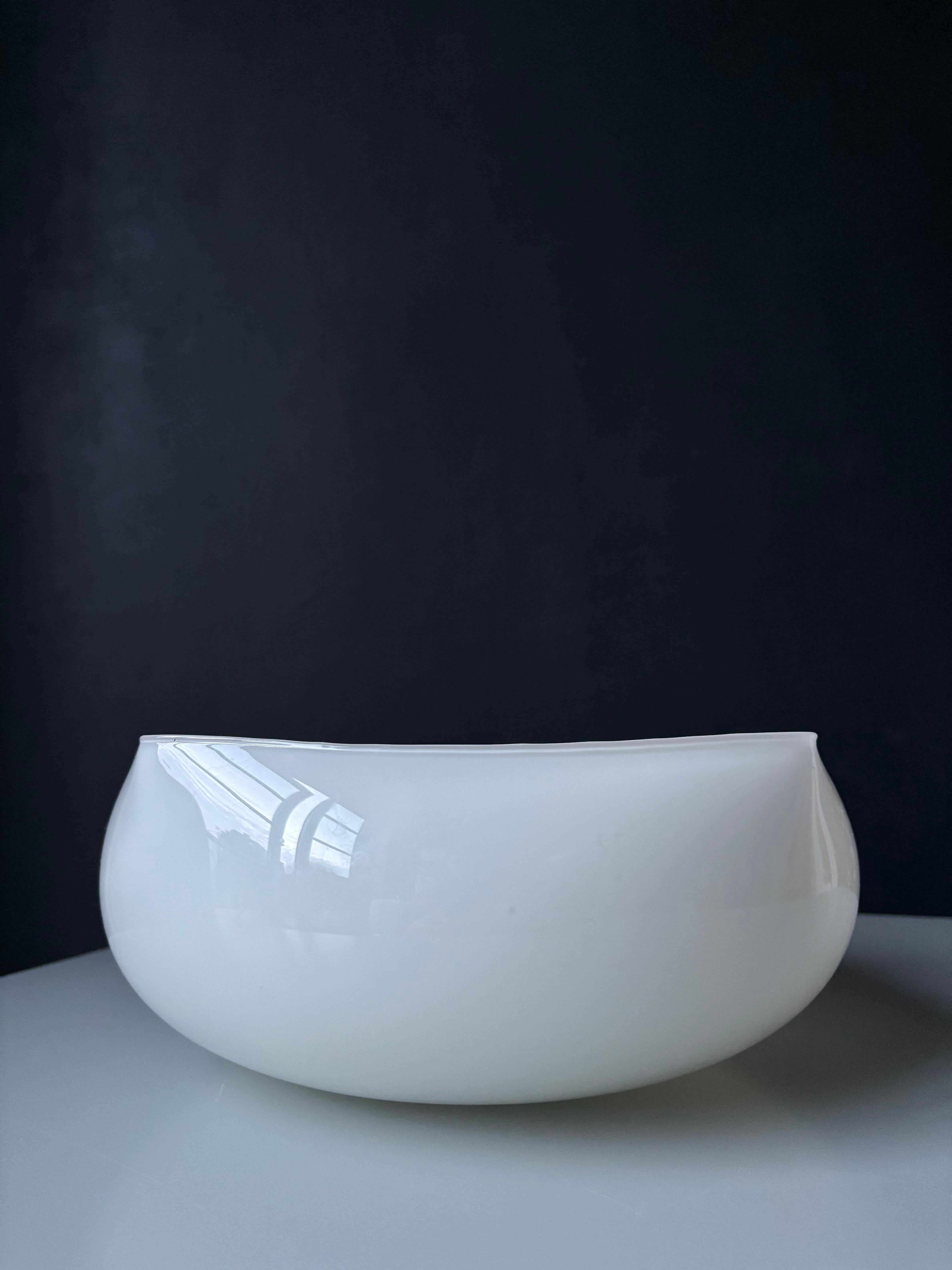 Gran cuenco de cristal blanco Holmegaard de Peter Svarrer, Dinamarca Siglo XXI y contemporáneo en venta
