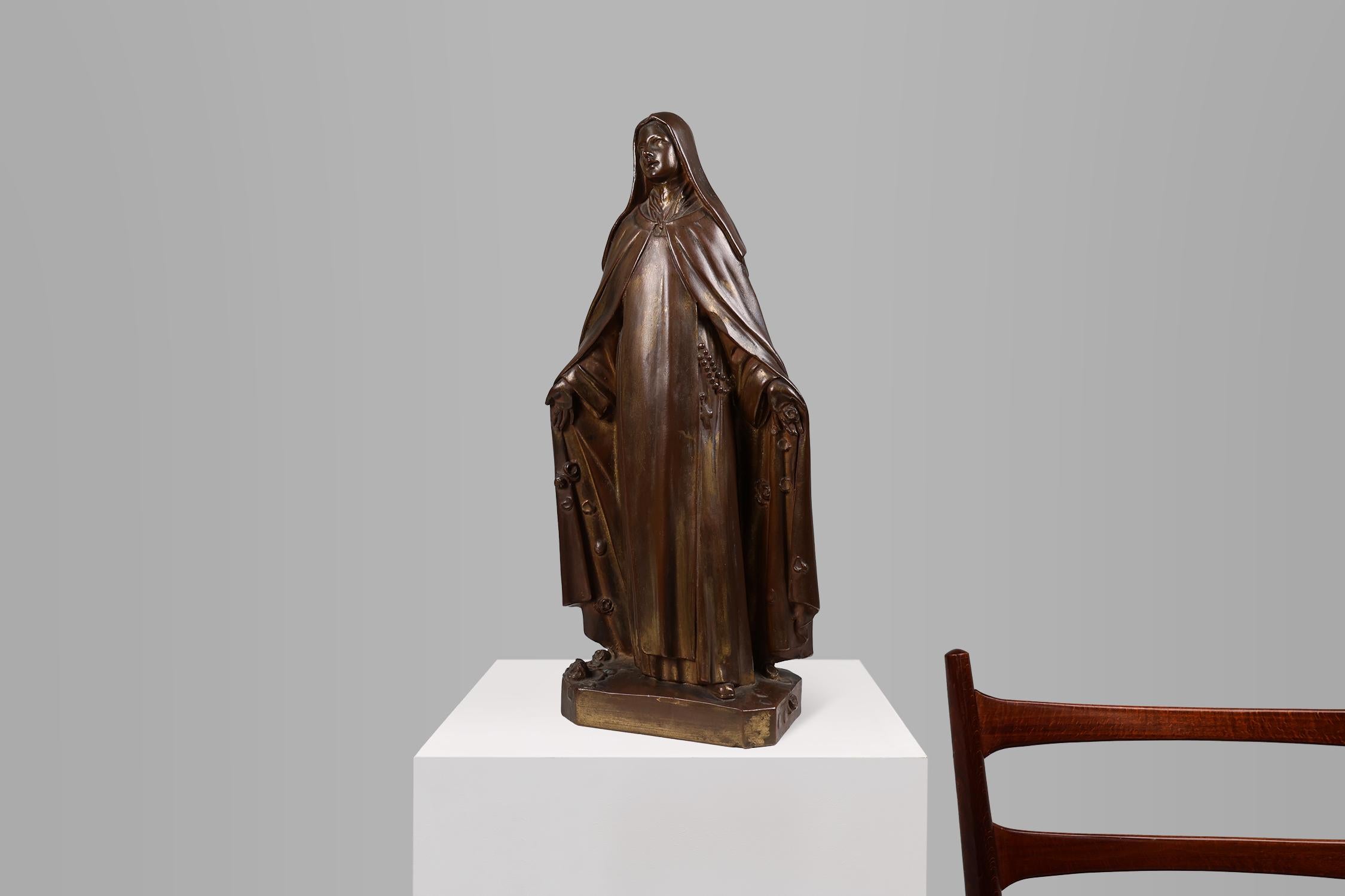Bélgica / 1930 / Estatua de Santa María / escayola / Art Decó / Mediados de siglo

Una graciosa estatua de Santa María en yeso pintado en bronce en estilo Art Déco. Fabricado en Bélgica en la década de 1930. 

Las estatuas de la Virgen María son