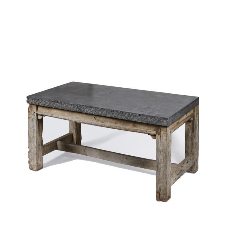  Table de salle à manger d'extérieur surdimensionnée avec plateau en pierre adoucie et base en teck. Dimensions : 50,25 