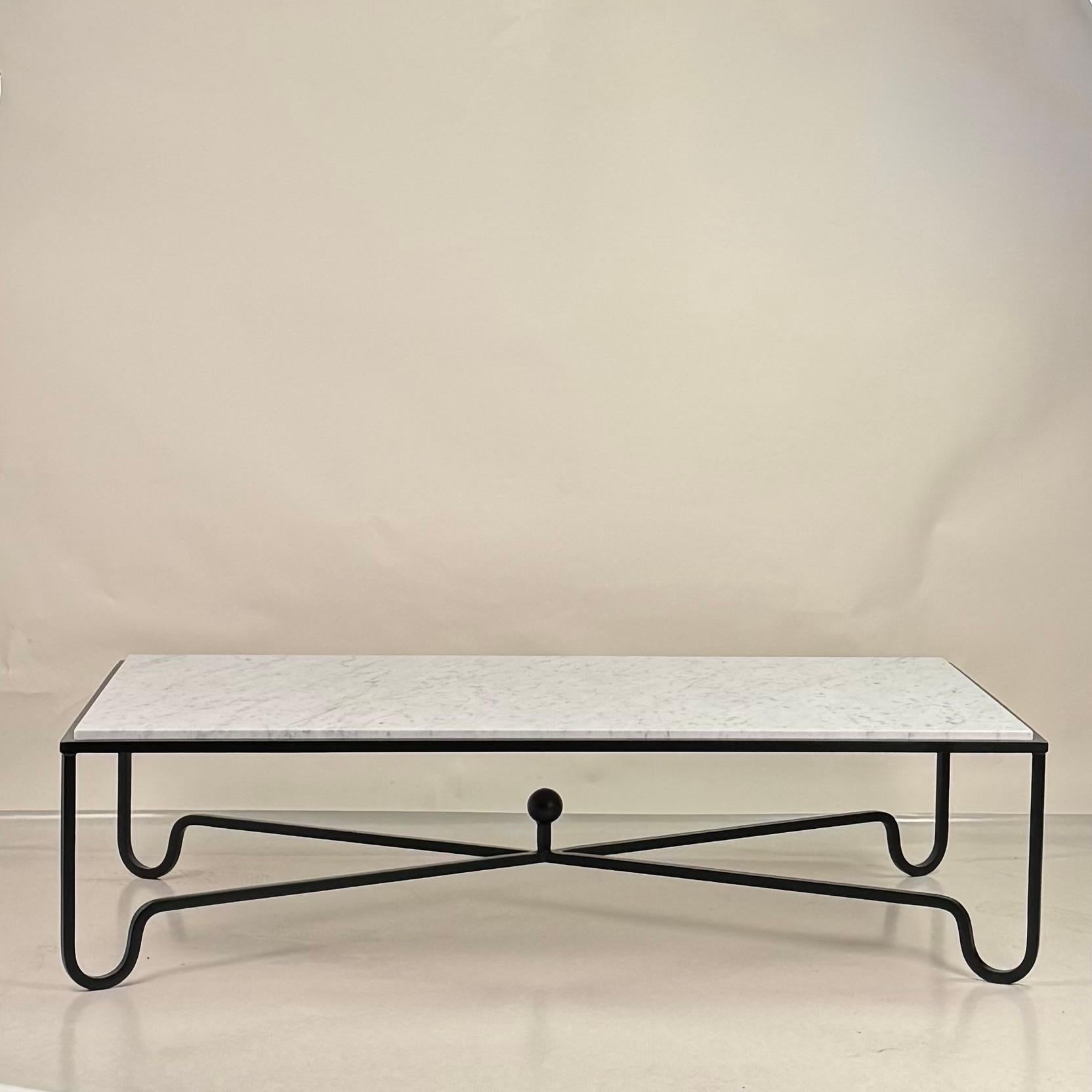 Grande table basse 'Entretoise' en marbre blanc poli par Design Frères.
Chic et discret.