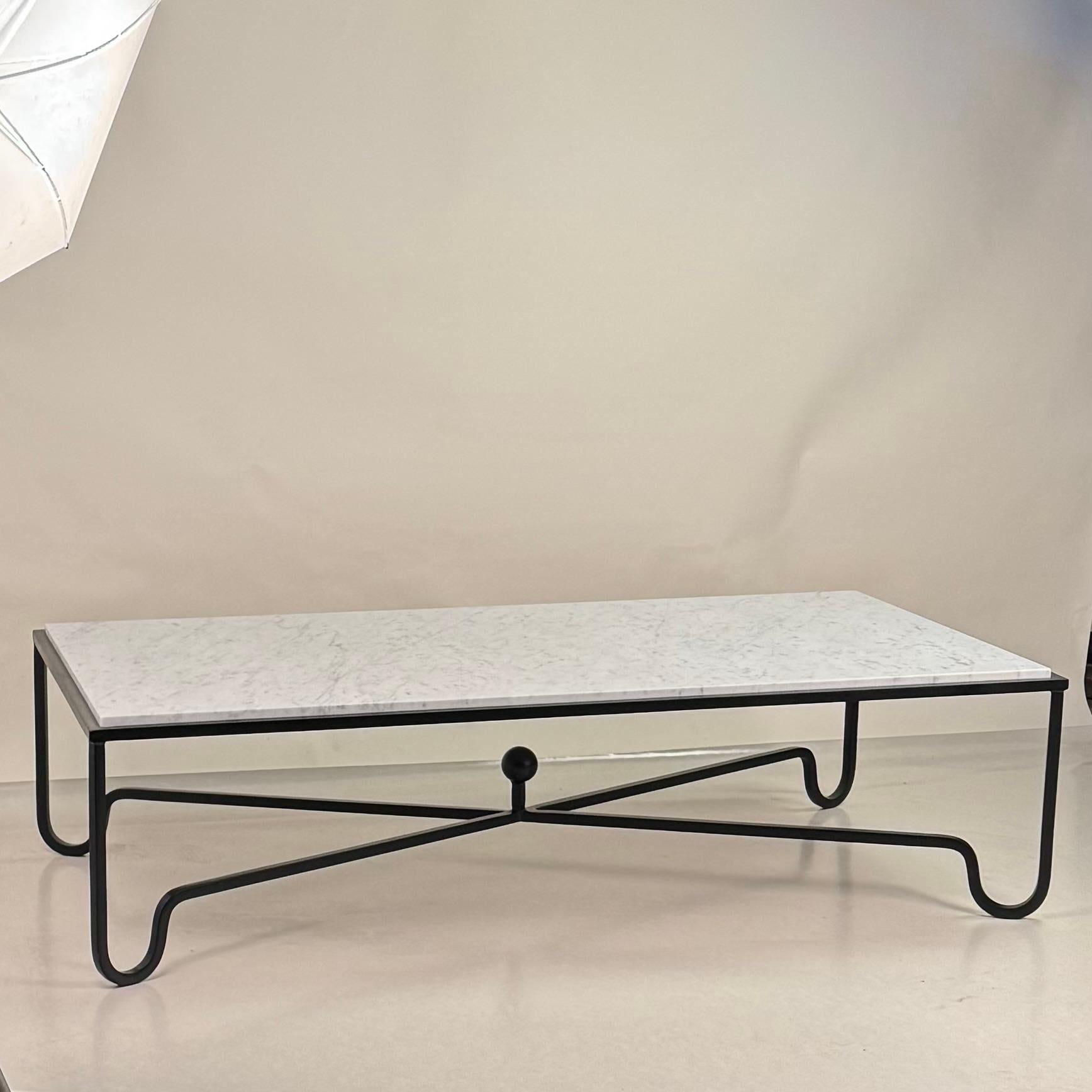 Moderne Grande table basse 'Entretoise' en marbre blanc adouci par Design Frères en vente