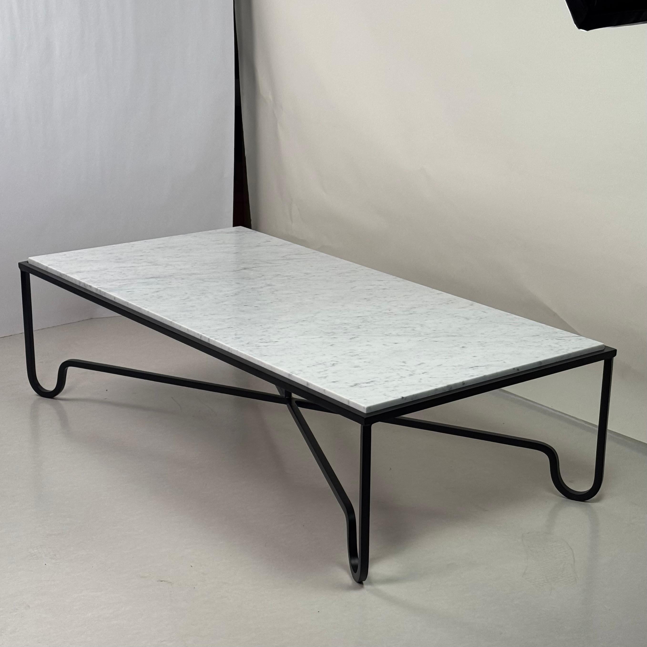 Poudré Grande table basse 'Entretoise' en marbre blanc adouci par Design Frères en vente
