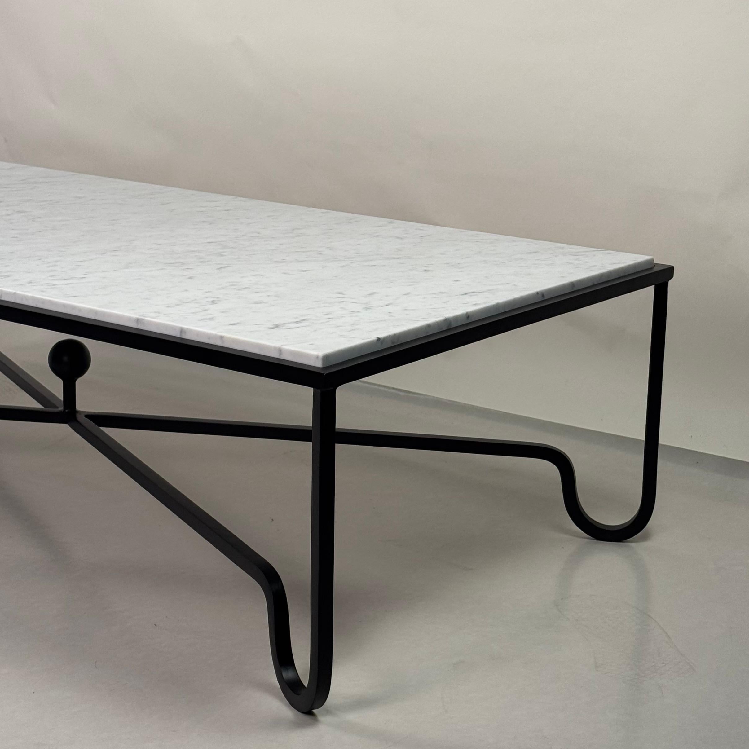 Grande table basse 'Entretoise' en marbre blanc adouci par Design Frères Neuf - En vente à Los Angeles, CA