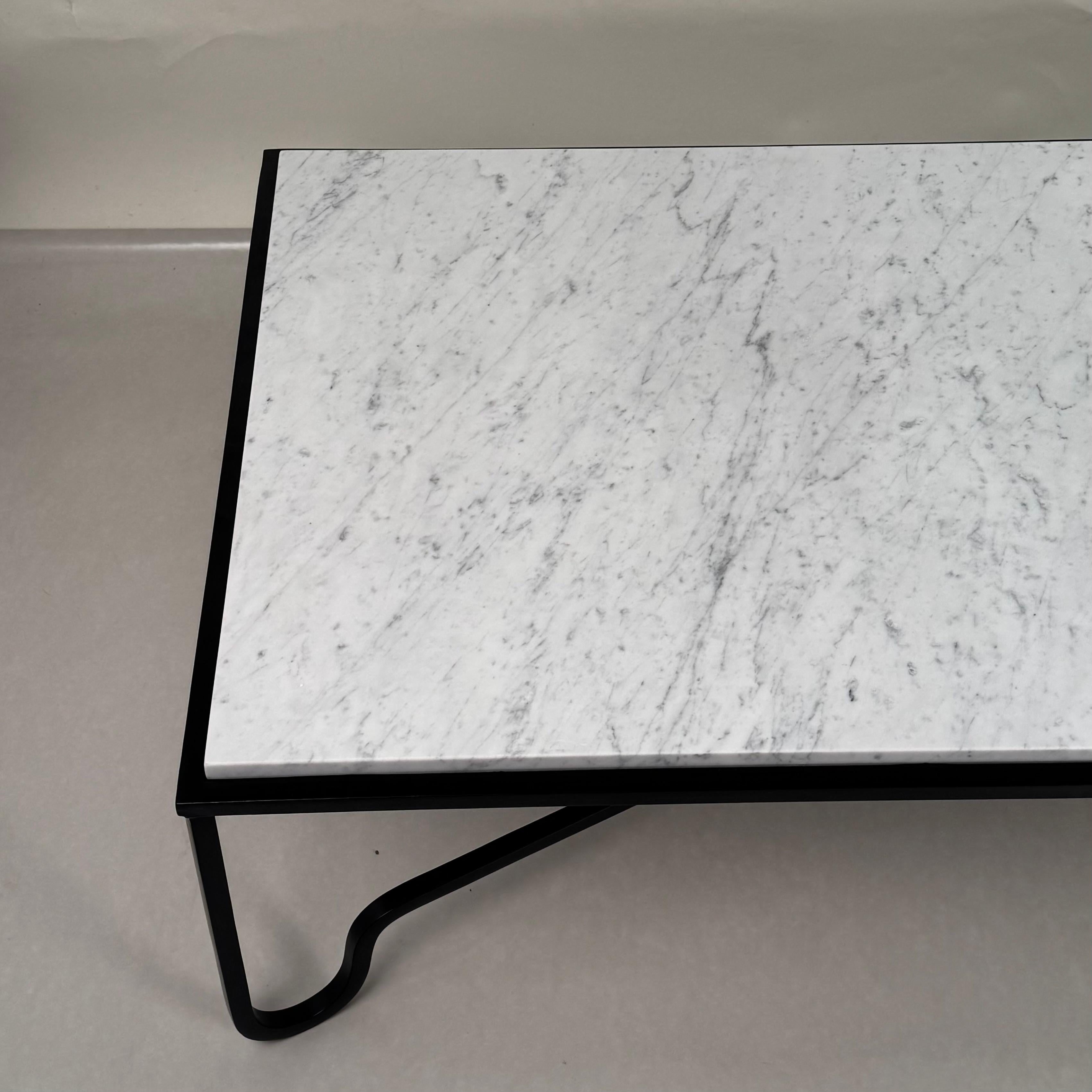 Fer Grande table basse 'Entretoise' en marbre blanc adouci par Design Frères en vente