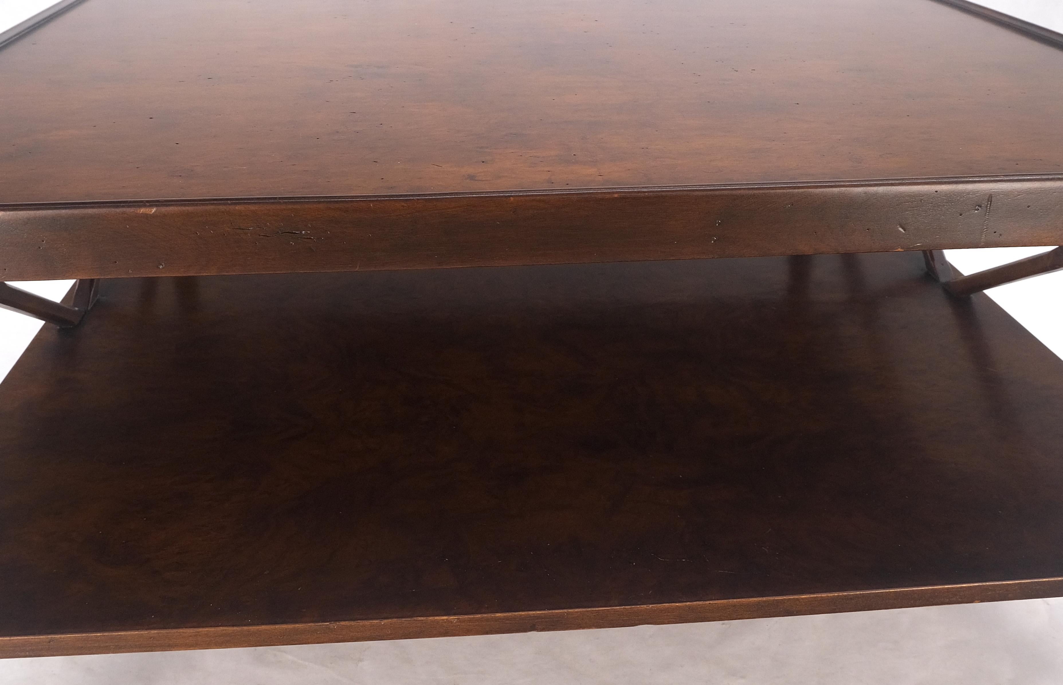 Grande table basse carrée à deux niveaux en ronce de noyer Honey Dark Amber Brown Roue MINT en vente 1