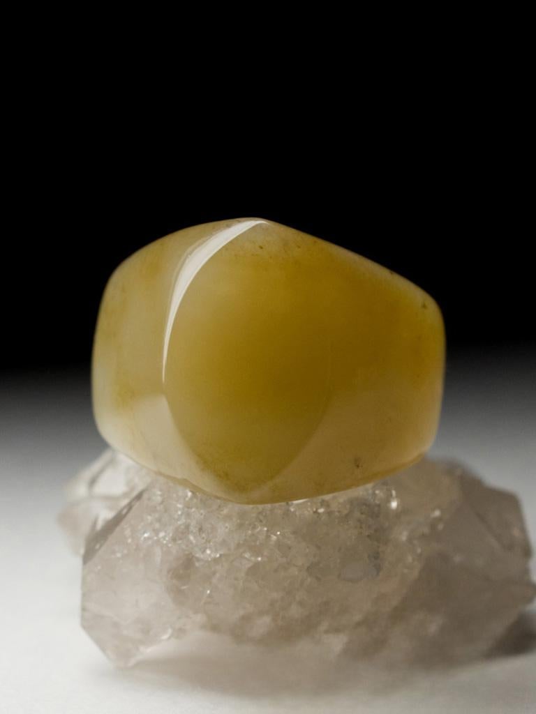 Natural light honey Jade solid ring
stone measurements - 0.47 х 0.63 in / 12 х 16 mm
ring weight - 6.4 grams
ring size - 5.25 US, diameter 16, N 10, 50 circumference
ref No 4998

Worldwide shipping from Berlin, Germany 