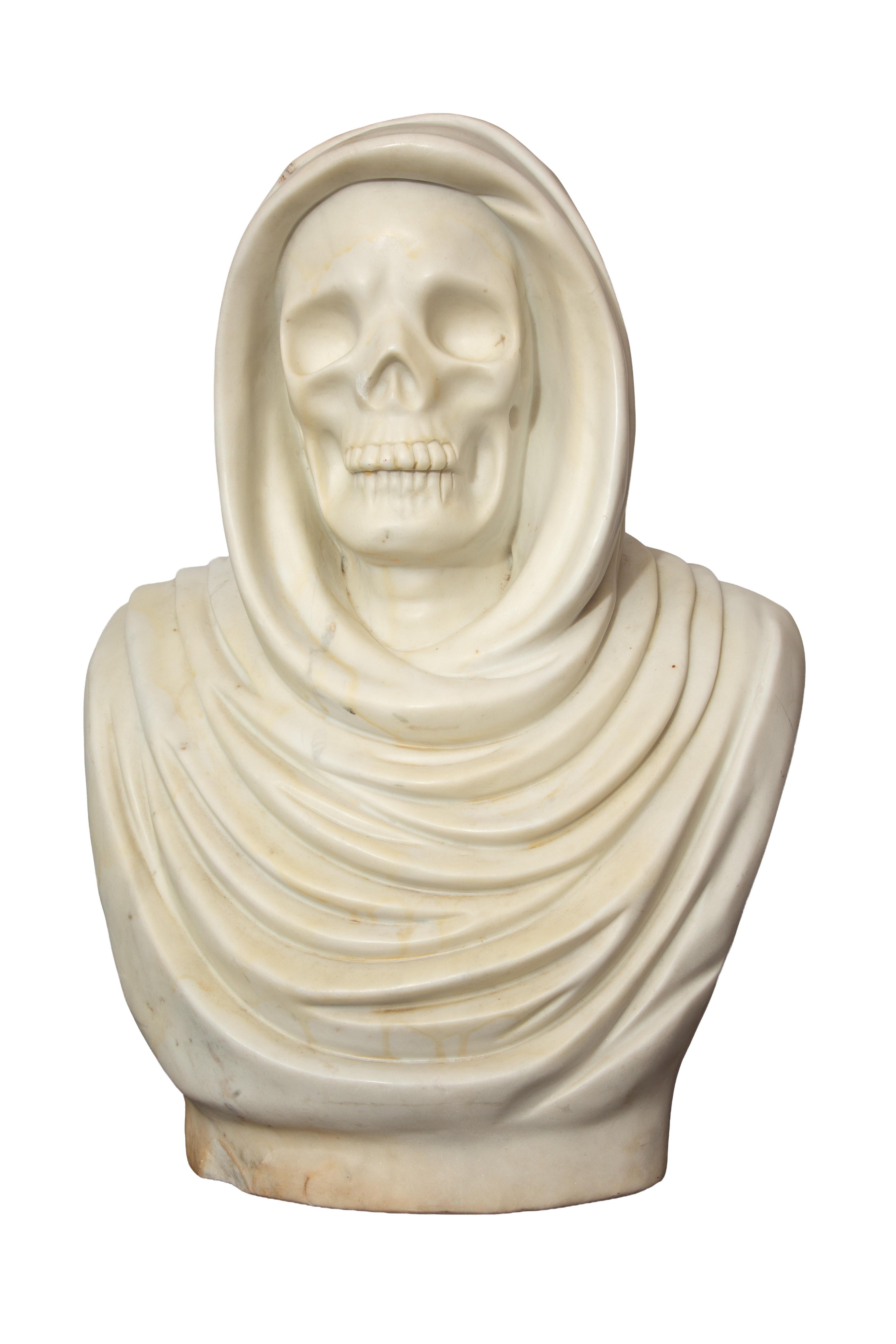 Un busto in marmo massiccio finemente scolpito che raffigura una figura scheletrica incappucciata, questa sorprendente scultura memento mori presenta un teschio liscio e levigato che emerge da un drappeggio profondamente piegato che ricade sulle