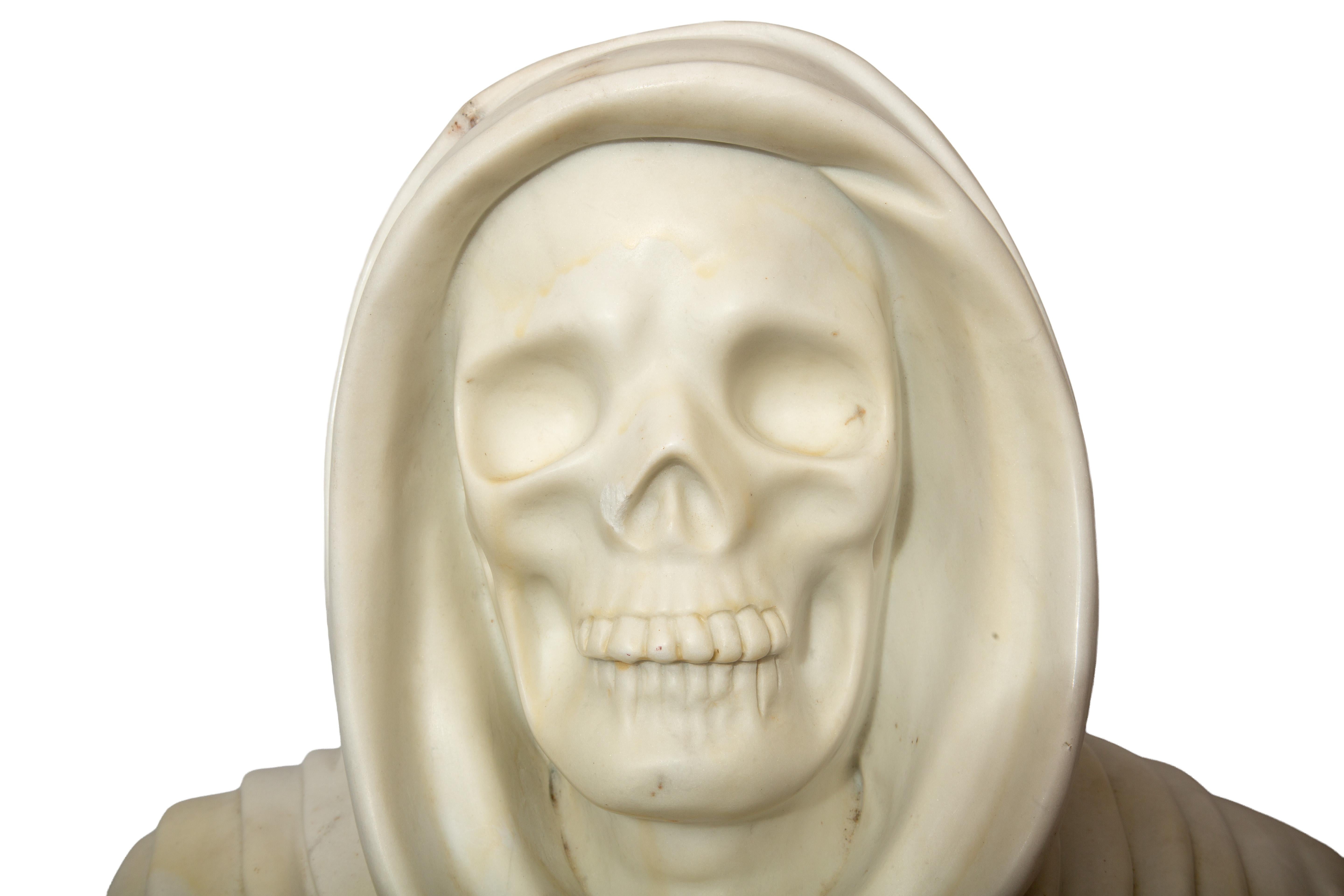 Intagliato Grande busto in marmo Memento Mori con cappuccio 22,5