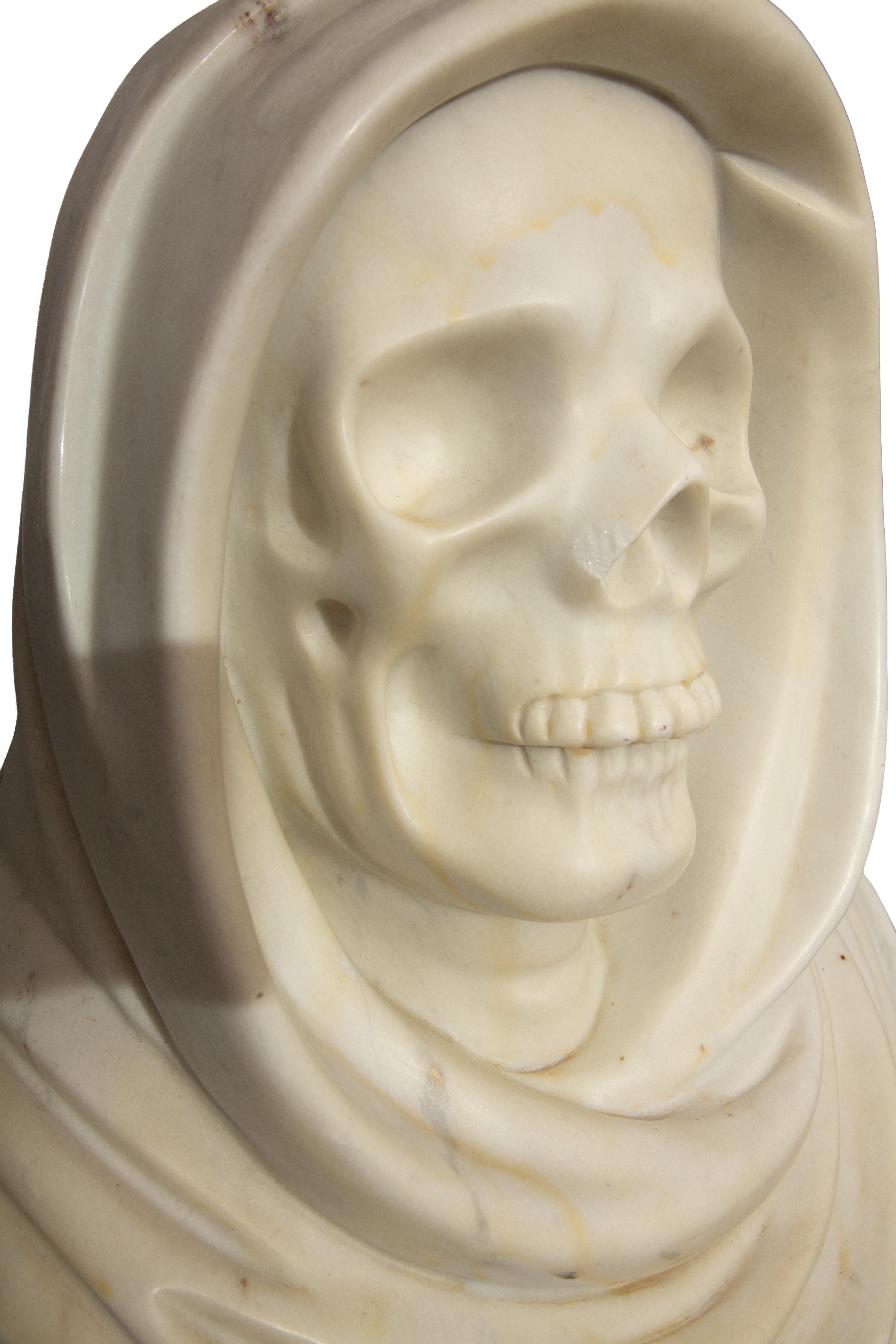 Grande busto in marmo Memento Mori con cappuccio 22,5
