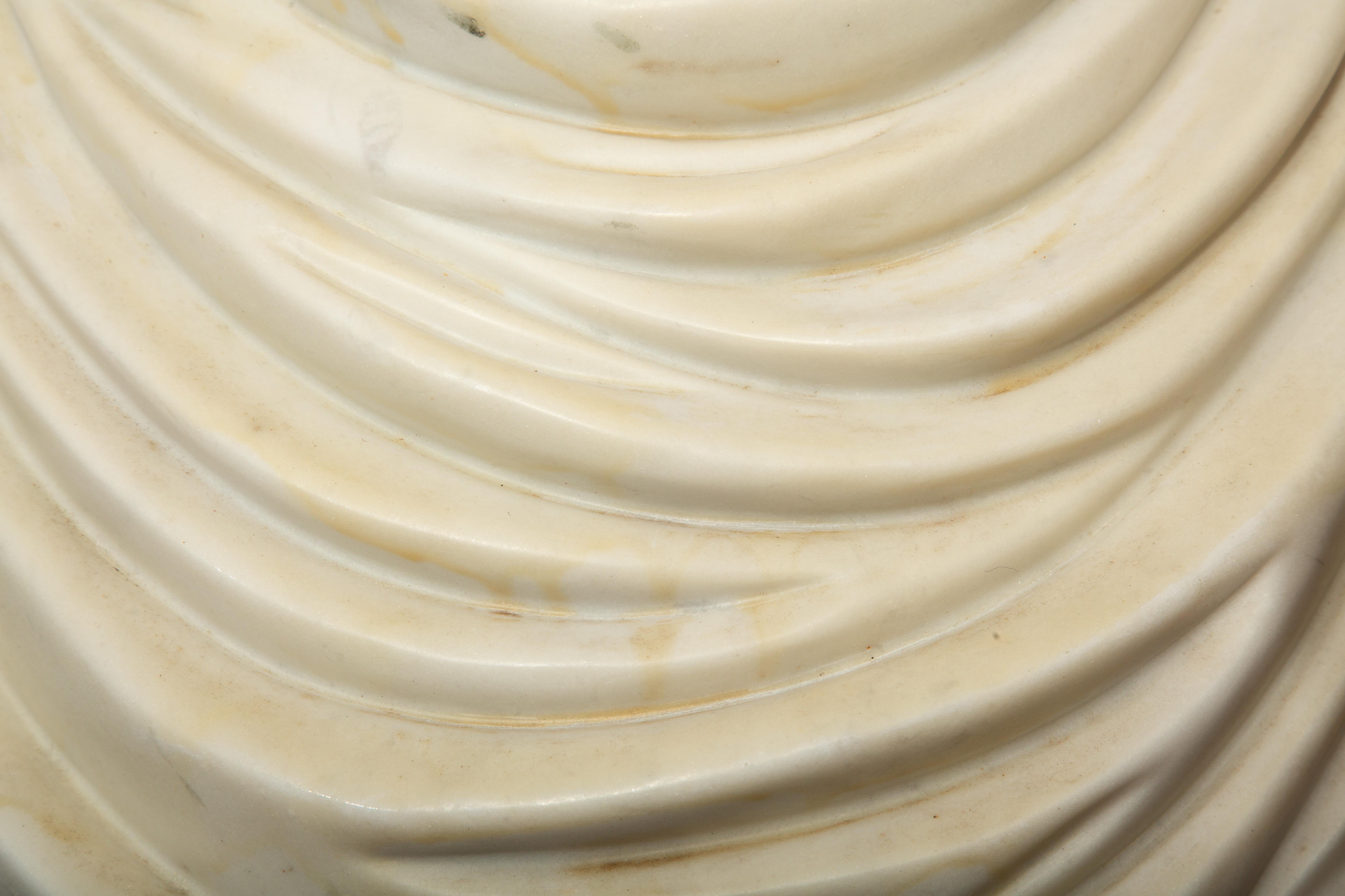 Grande busto in marmo Memento Mori con cappuccio 22,5