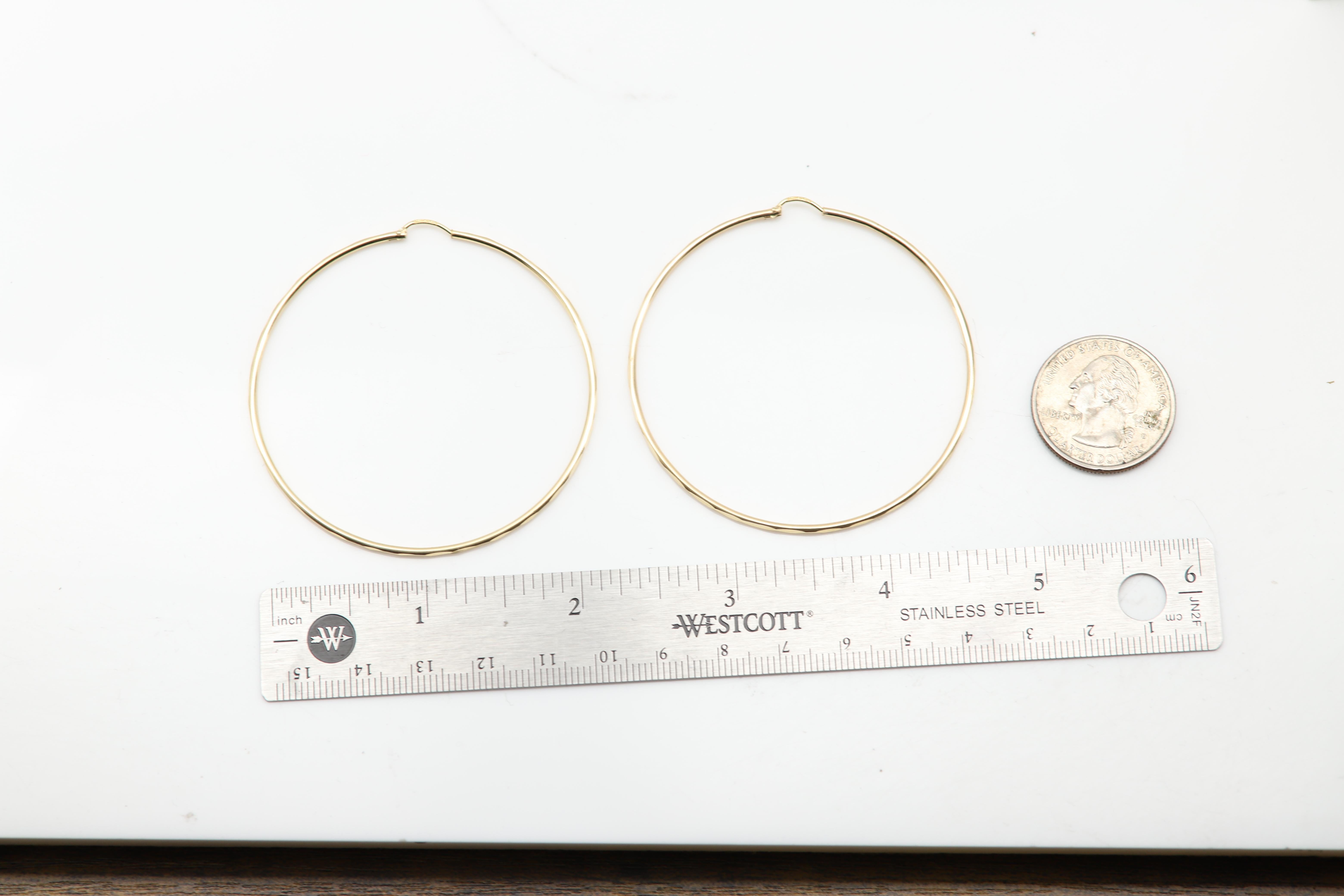 Große Reifen - Echtes 14k Gold
Durchmesser: 2,25' Zoll / 52 mm
Gewicht: Insgesamt beide 3,9 Gramm - Leichtes Gewicht
Die Dicke:  1.5mm
Stil: Elegant Diamantgeschliffene Textur.
Schloss: Endless Type - sehr beliebt.
+Geschenkbox