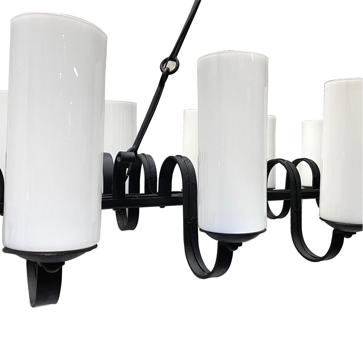 Italiano Grande lampadario orizzontale in ferro con paralumi in vetro color latte in vendita