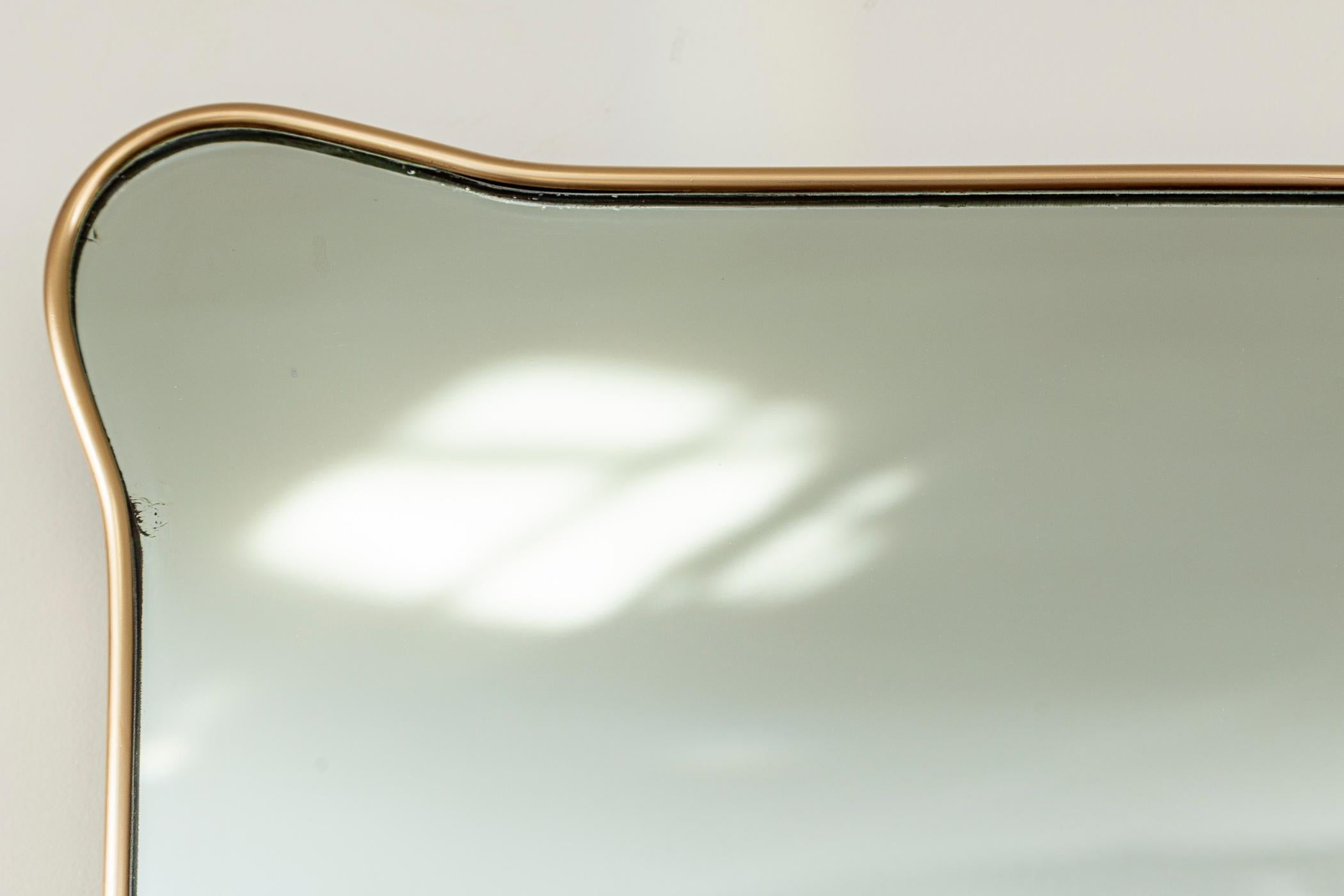 Mid-Century Modern Grand miroir horizontal italien de conception mi-siècle en laiton en vente