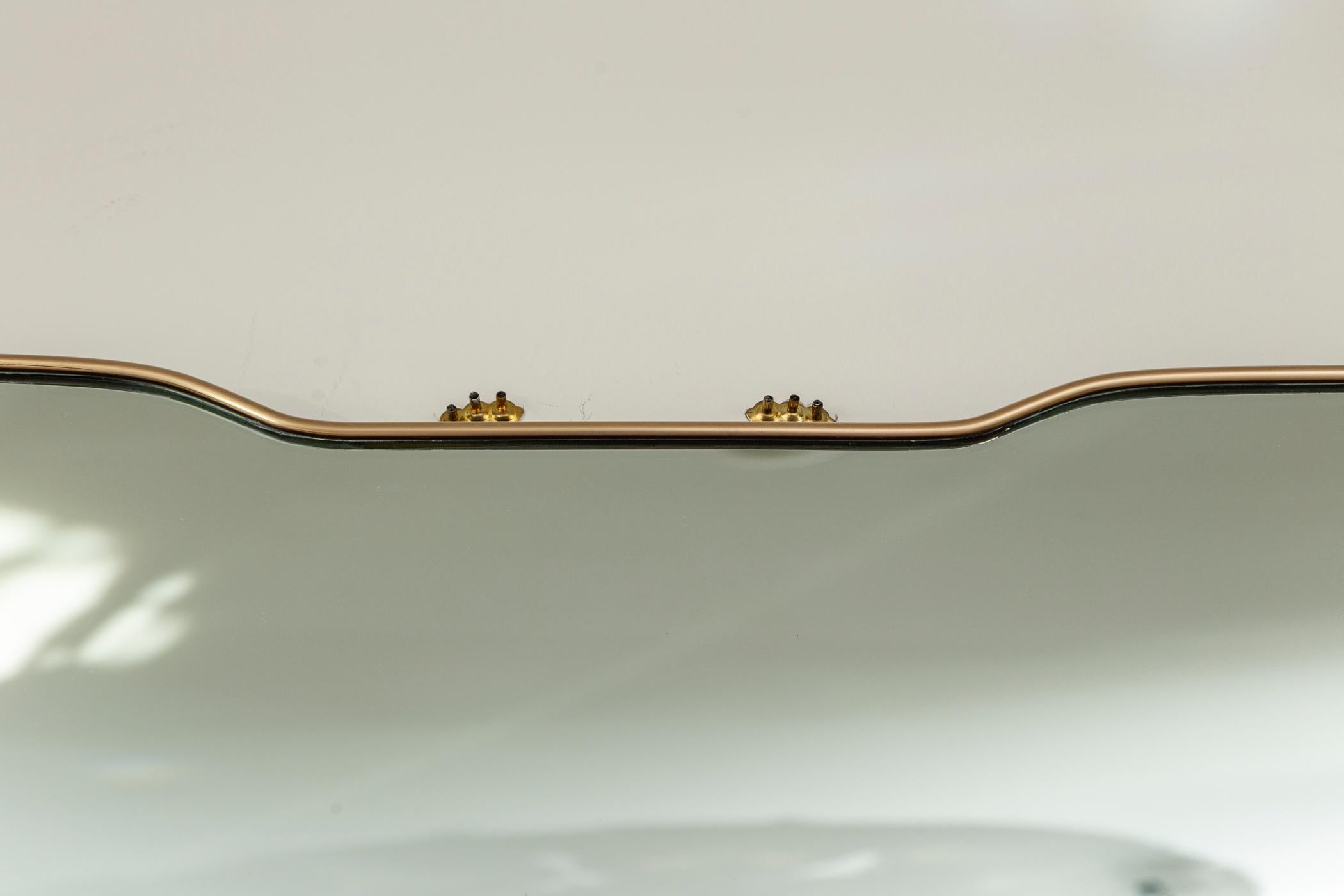 Grand miroir horizontal italien de conception mi-siècle en laiton Bon état - En vente à Westport, CT