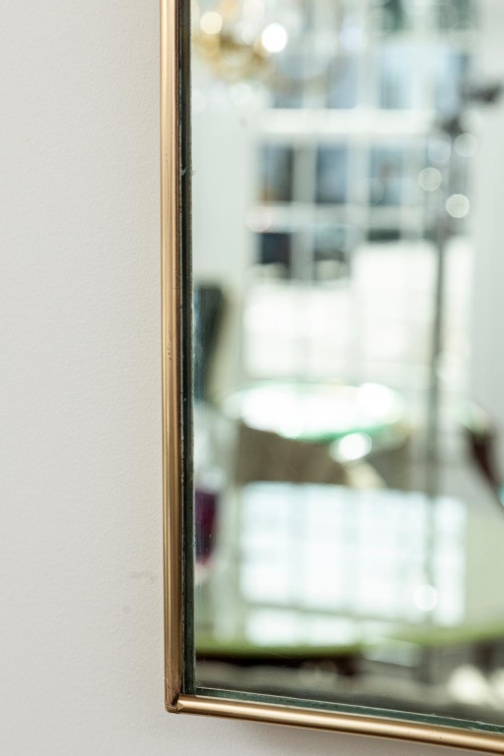 20ième siècle Grand miroir horizontal italien de conception mi-siècle en laiton en vente