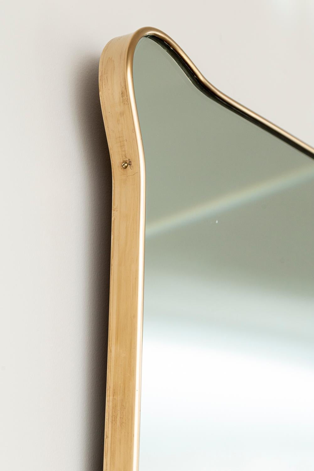 Laiton Grand miroir horizontal italien de conception mi-siècle en laiton en vente