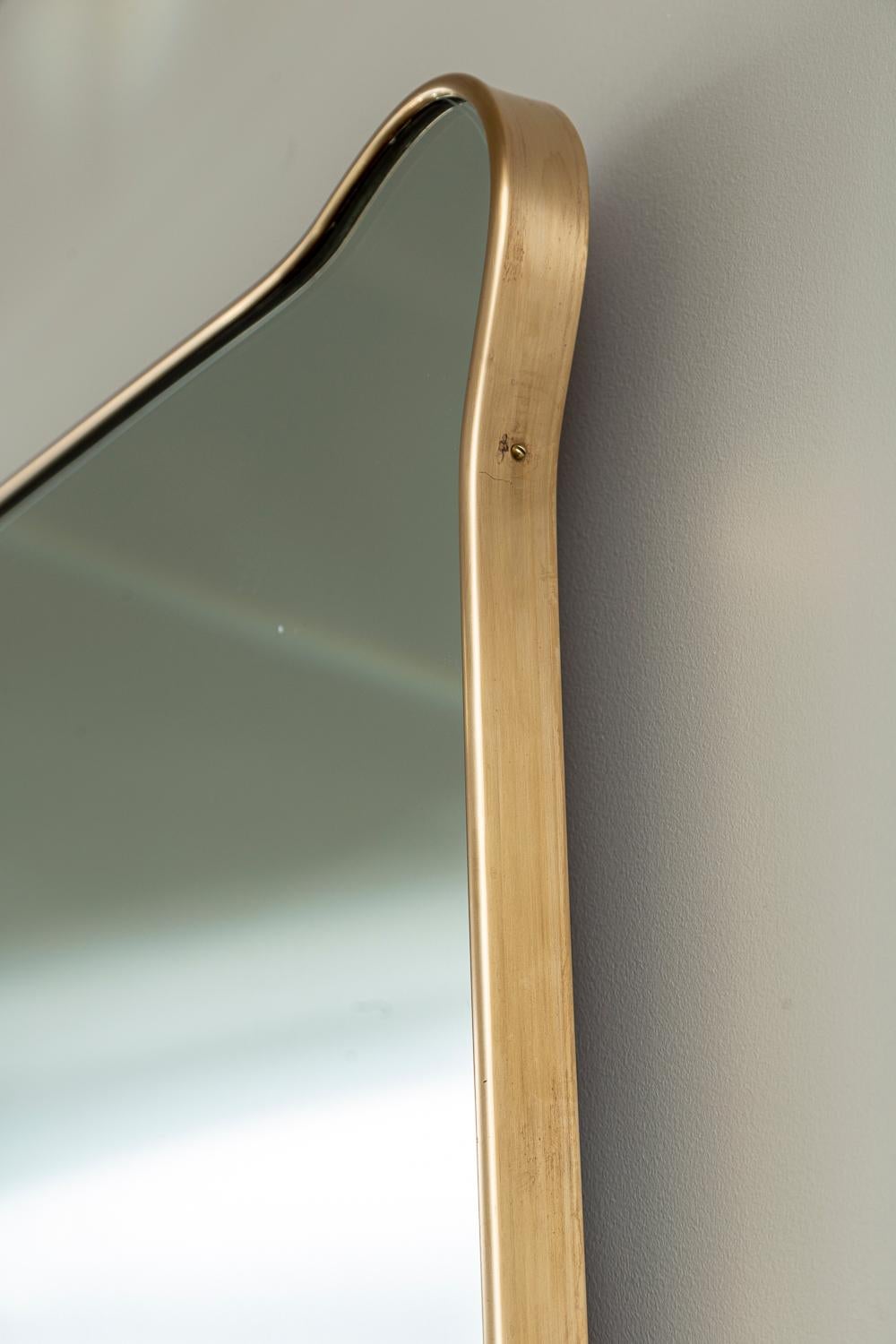 Grand miroir horizontal italien de conception mi-siècle en laiton en vente 1