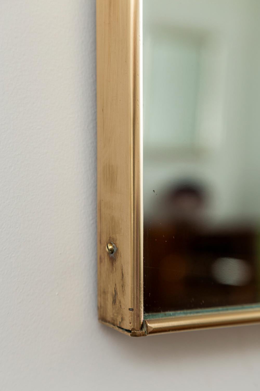 Grand miroir horizontal italien de conception mi-siècle en laiton en vente 2