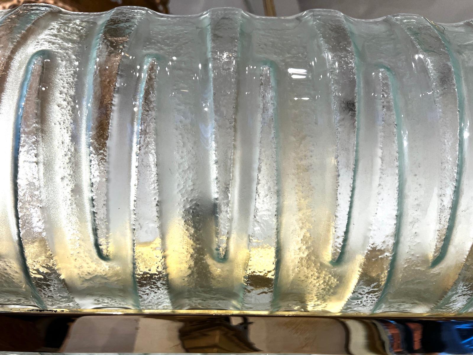 Große horizontale Leuchte aus geformtem Glas im Angebot 4