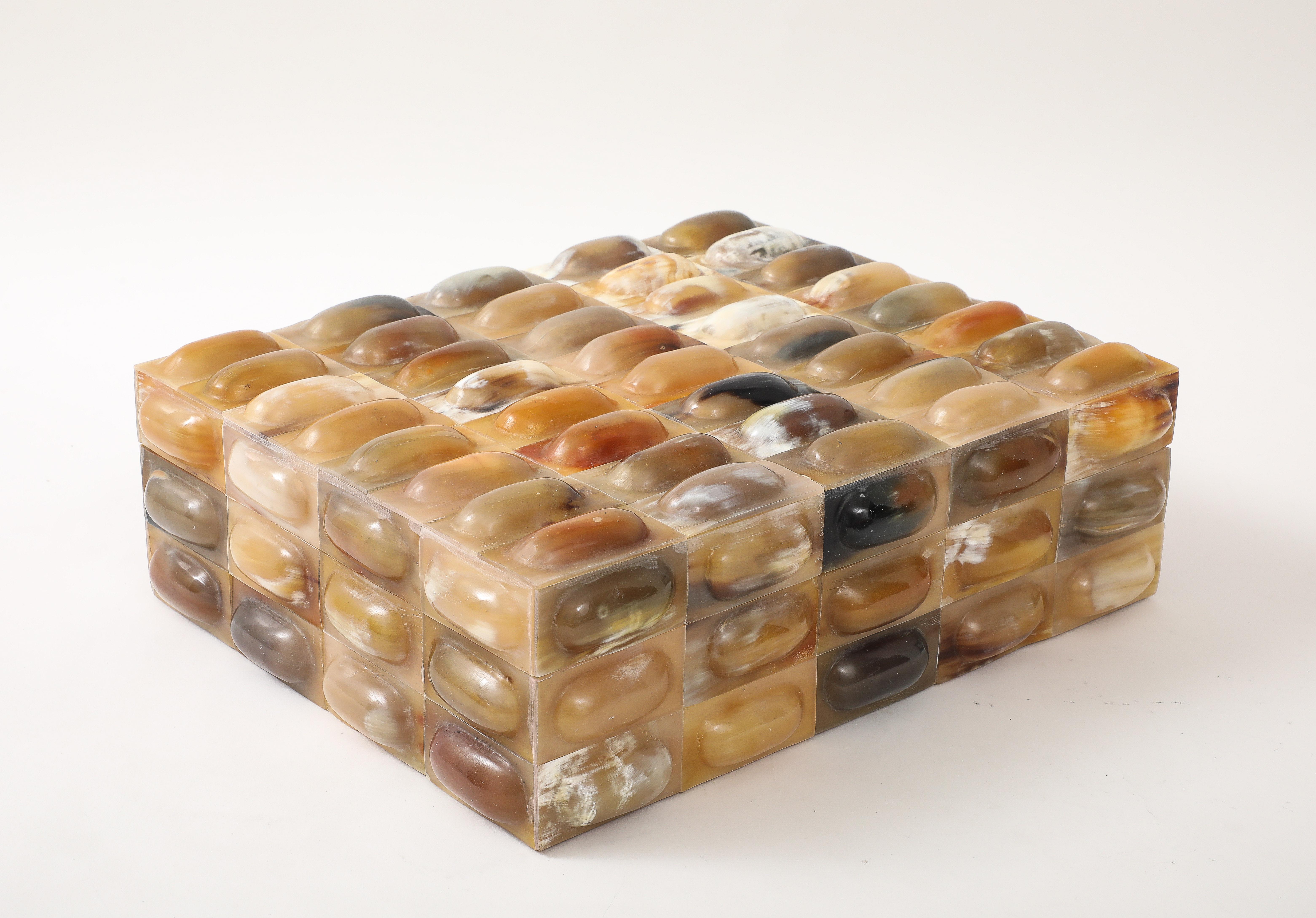 Caja de azulejos ovalada de cuerno grande Siglo XXI y contemporáneo en venta