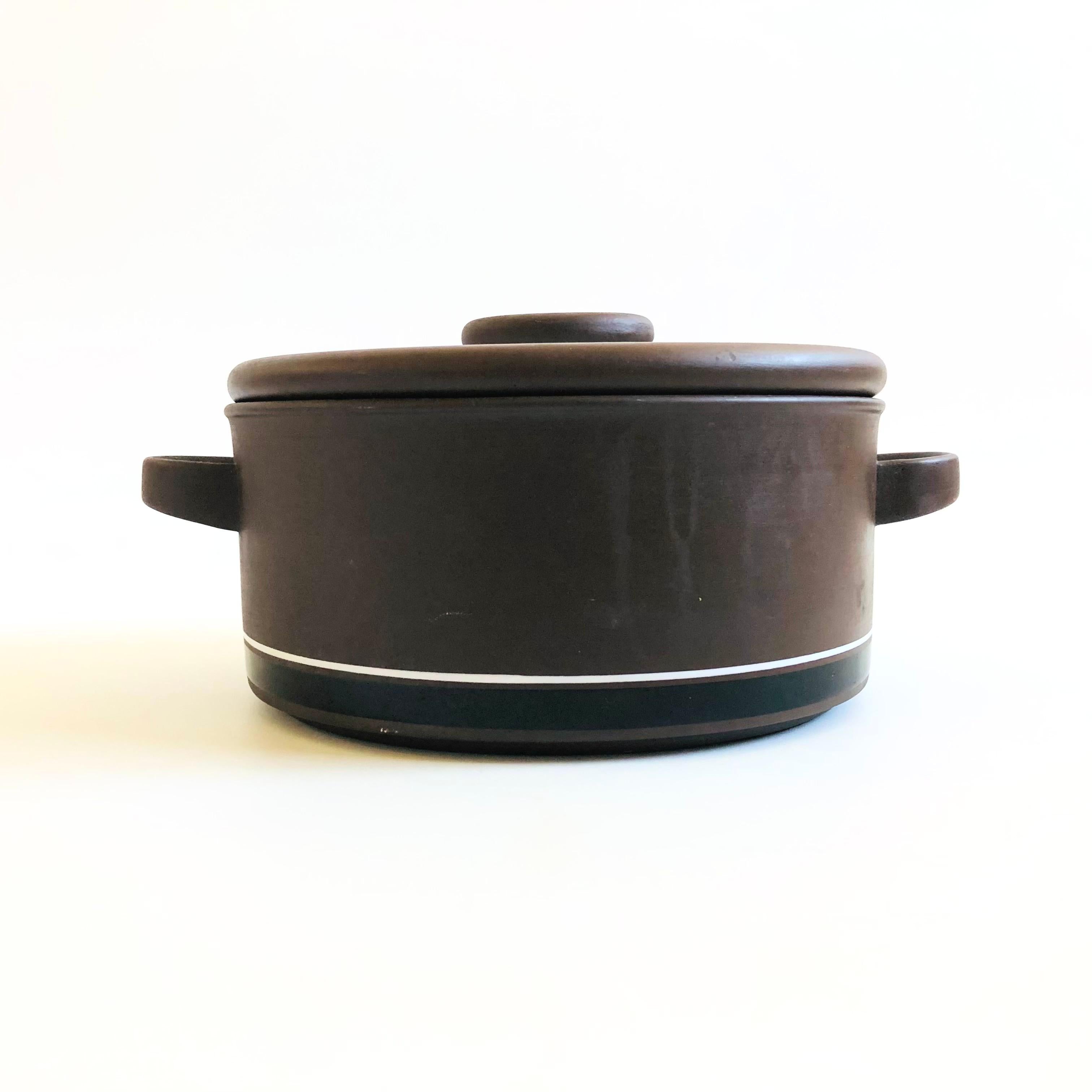 Una grande ciotola da portata vintage con coperchio, prodotta in Inghilterra da Hornsea Pottery. Fa parte della linea 