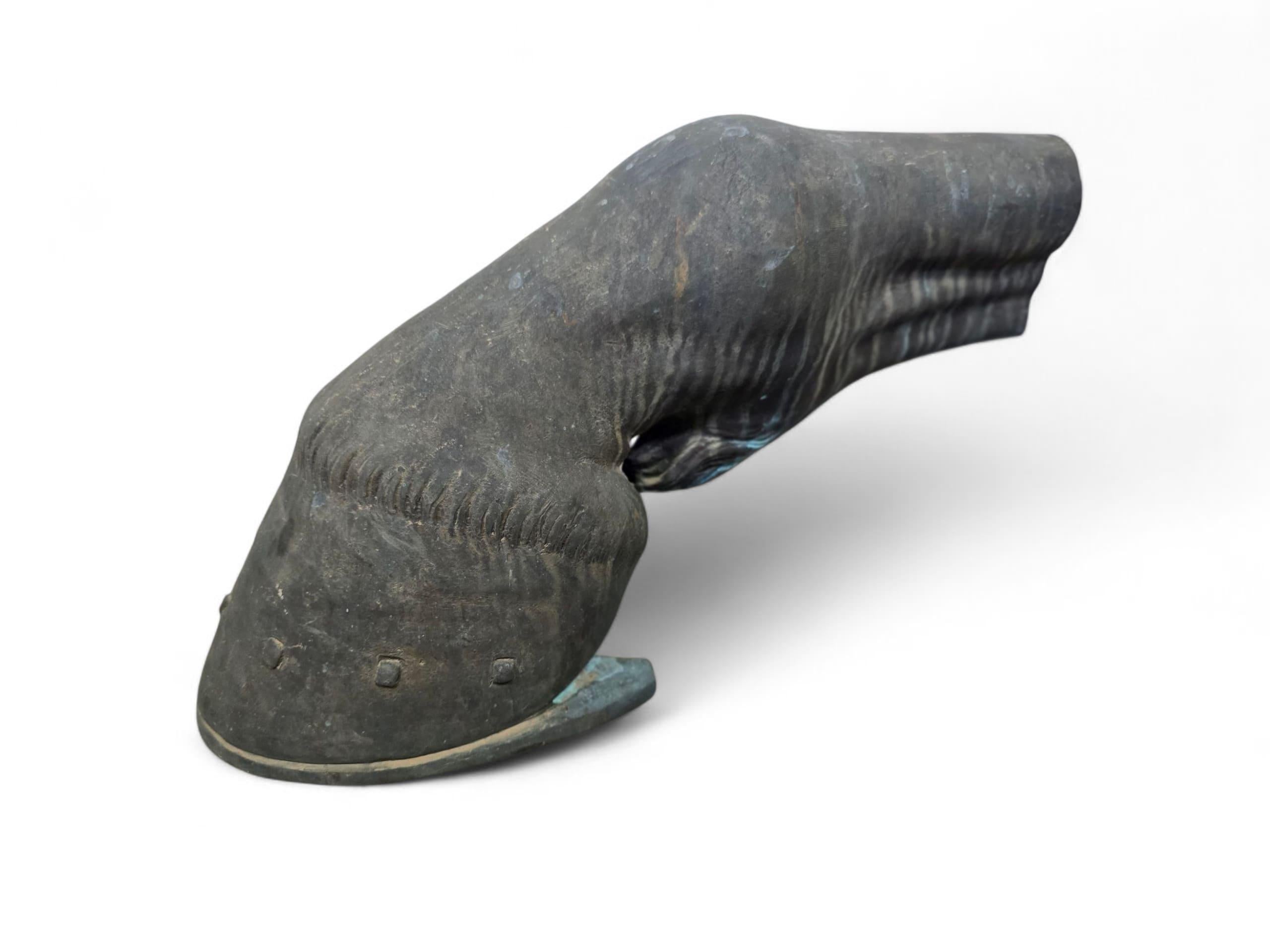 Impressionante scultura in bronzo creata nel XX secolo dall'artista spagnolo Fernando Sánchez Castillo, ispirata all'opera di Pietro Tacca.
Il pezzo rappresenta la gamba del cavallo del re Filippo IV di Spagna, facendo riferimento alla monumentale