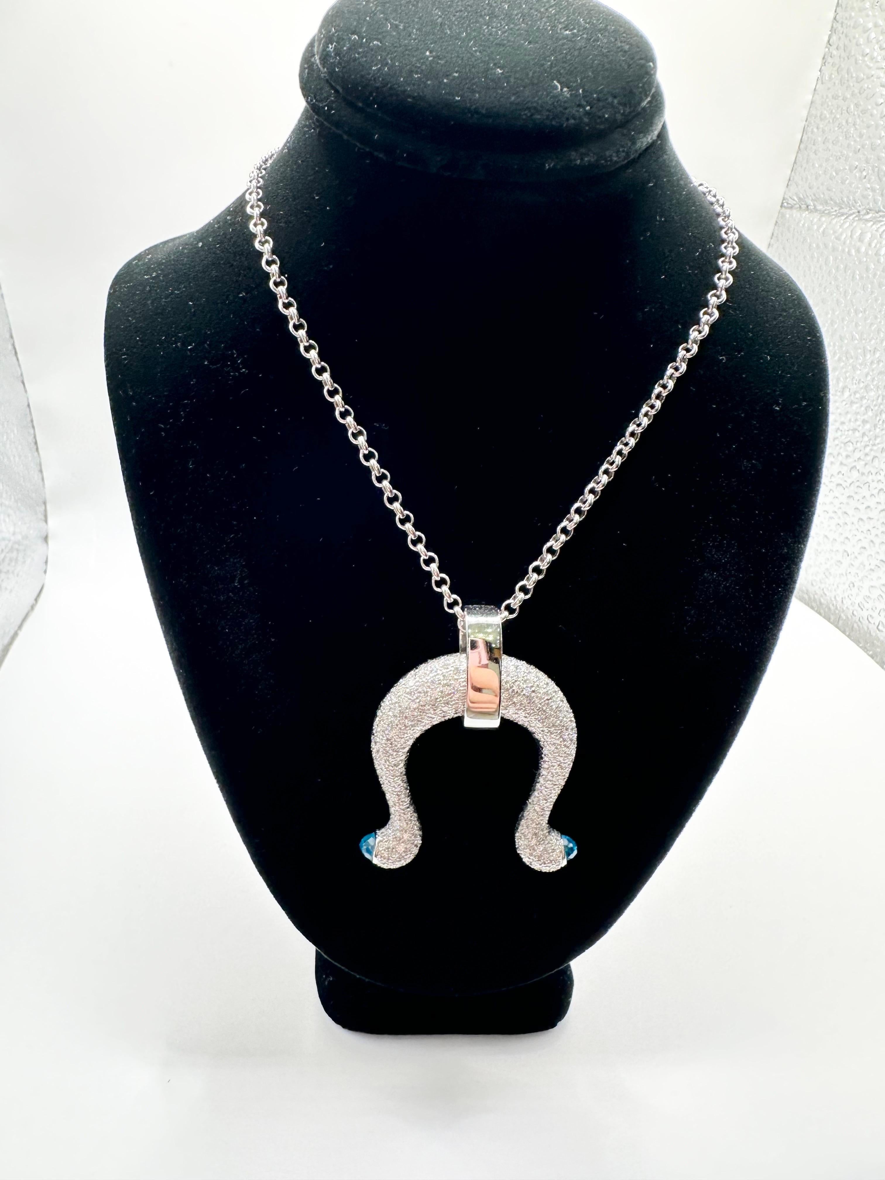 incredibile collana con pendente a ferro di cavallo in 18KT con più di 2 carati di diamanti e piccoli topazi blu su entrambi i lati, realizzata con una meticolosa lavorazione artigianale 100% a mano!

*L'articolo verrà fornito con una bella