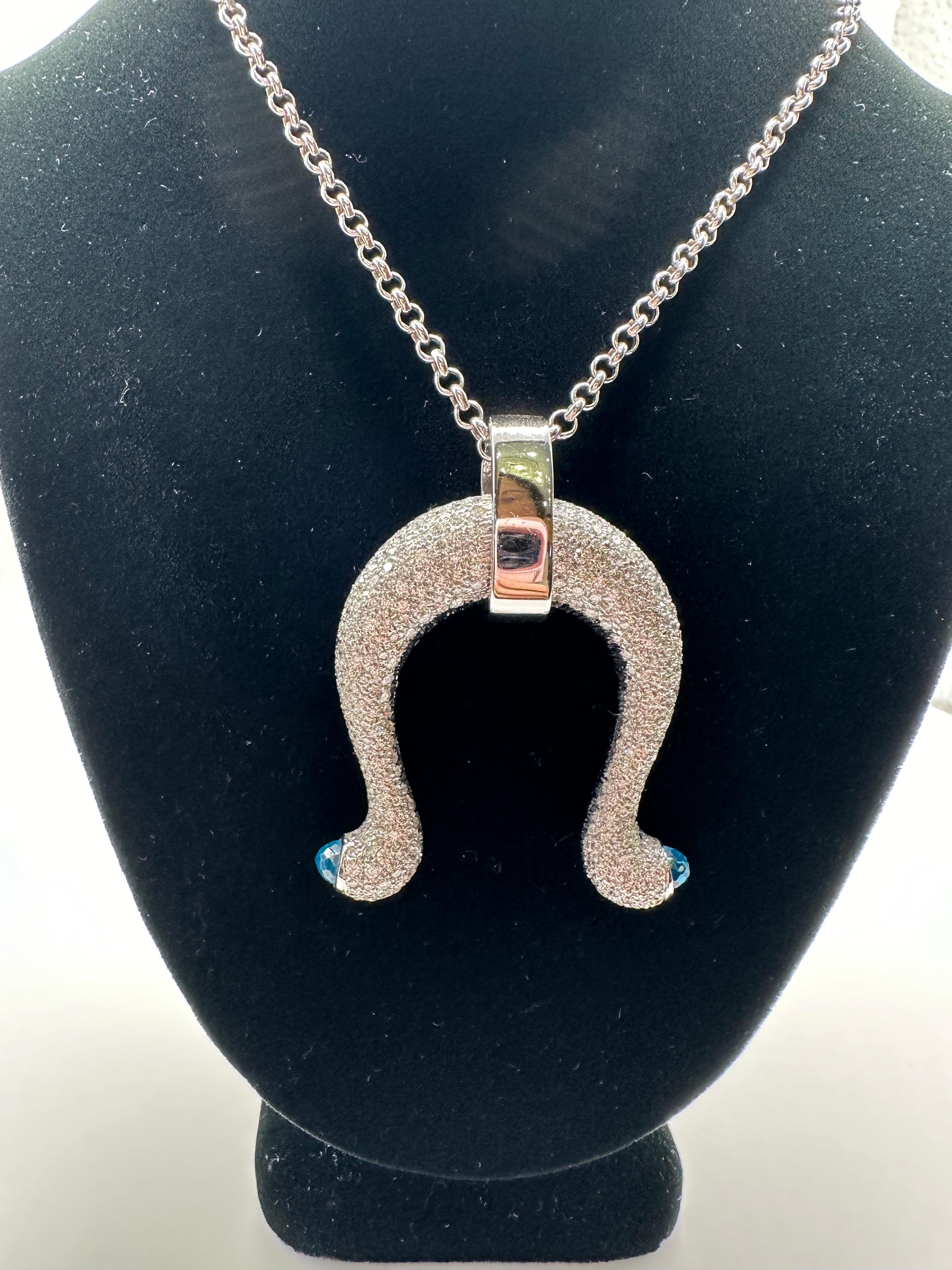 Taglio brillante Collana con ciondolo a ferro di cavallo in oro 18KT pesante in vendita