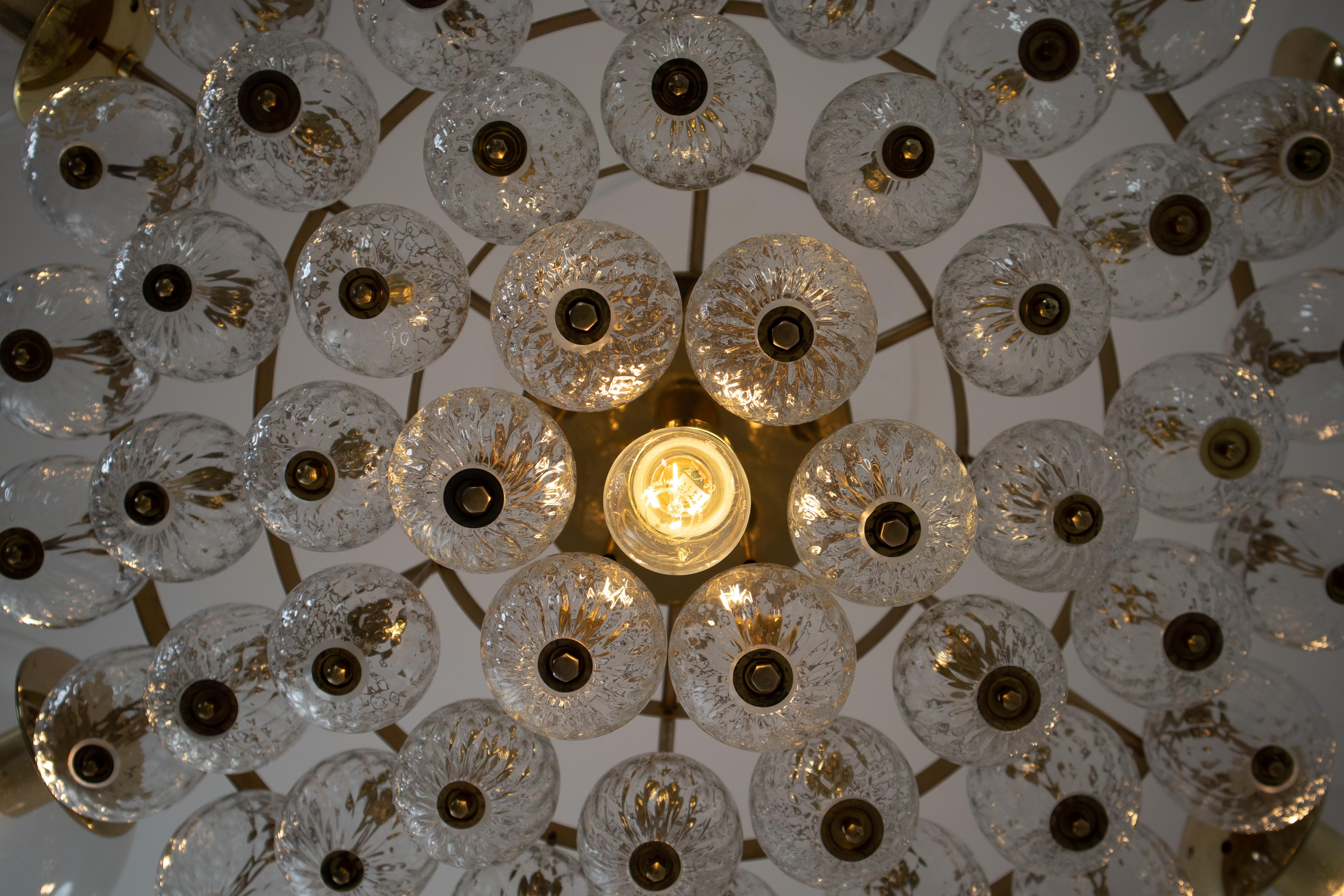 Große Hotel-Kronleuchter mit Messing-Leuchte und strukturierten Glaskugeln im Zustand „Gut“ im Angebot in Almelo, NL
