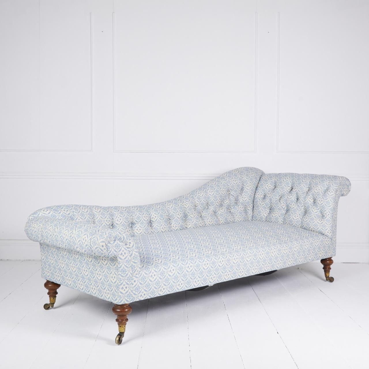 Sofá chaise longue Howard and Sons revestido de ticking azul H&S
Sobre patas torneadas de nogal inglés y ruedas doradas originales.
Forma imperio francés perfeccionada por Howard y muy copiada hasta hoy por muchos inc George Smith.

Dimensiones: H