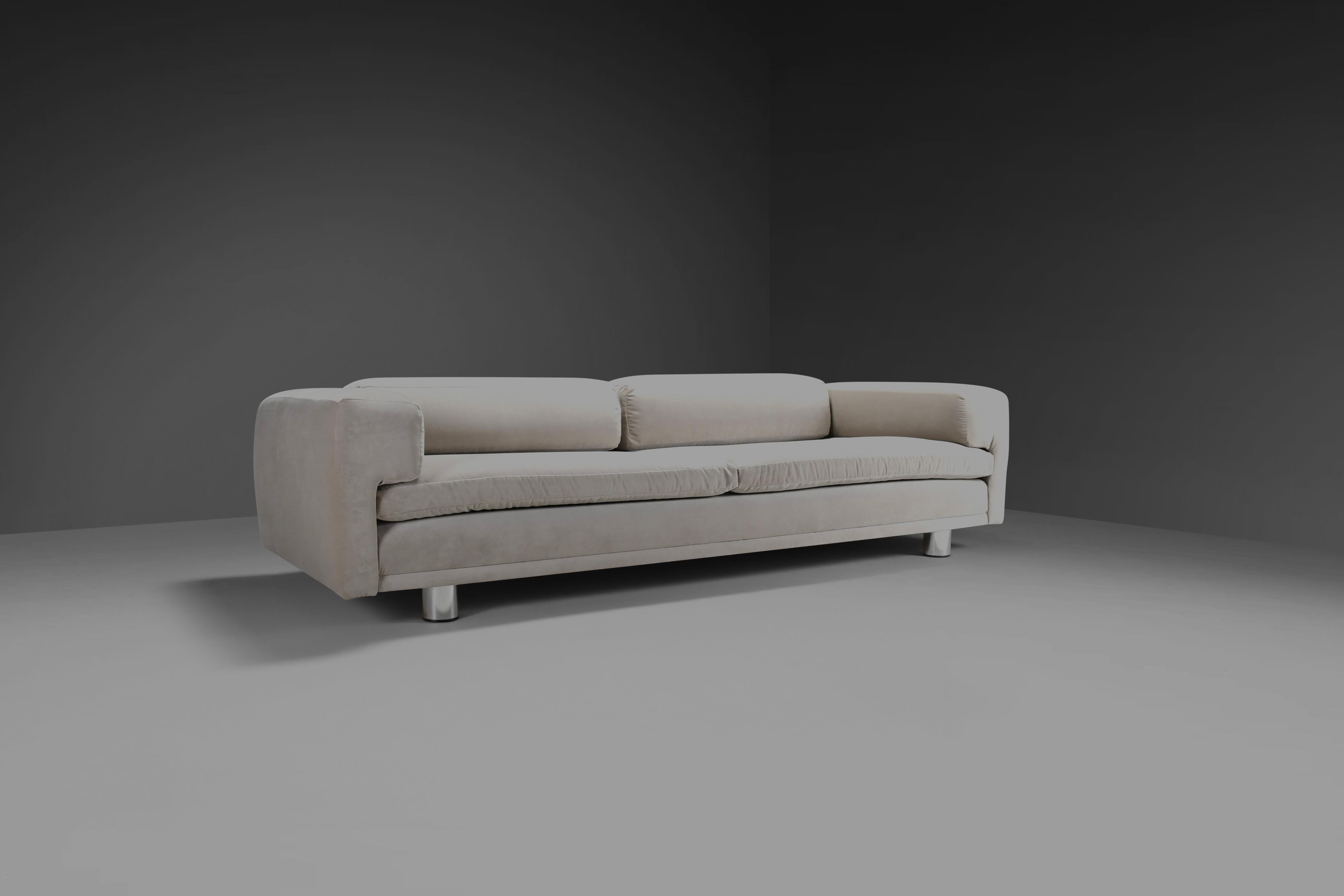 Beeindruckend großes 'Diplomat-Sofa in ausgezeichnetem Zustand.

Entworfen von Howard Keith für HK Furniture in den 1970er Jahren. 

Dieses außergewöhnlich große und tiefe Sofa 