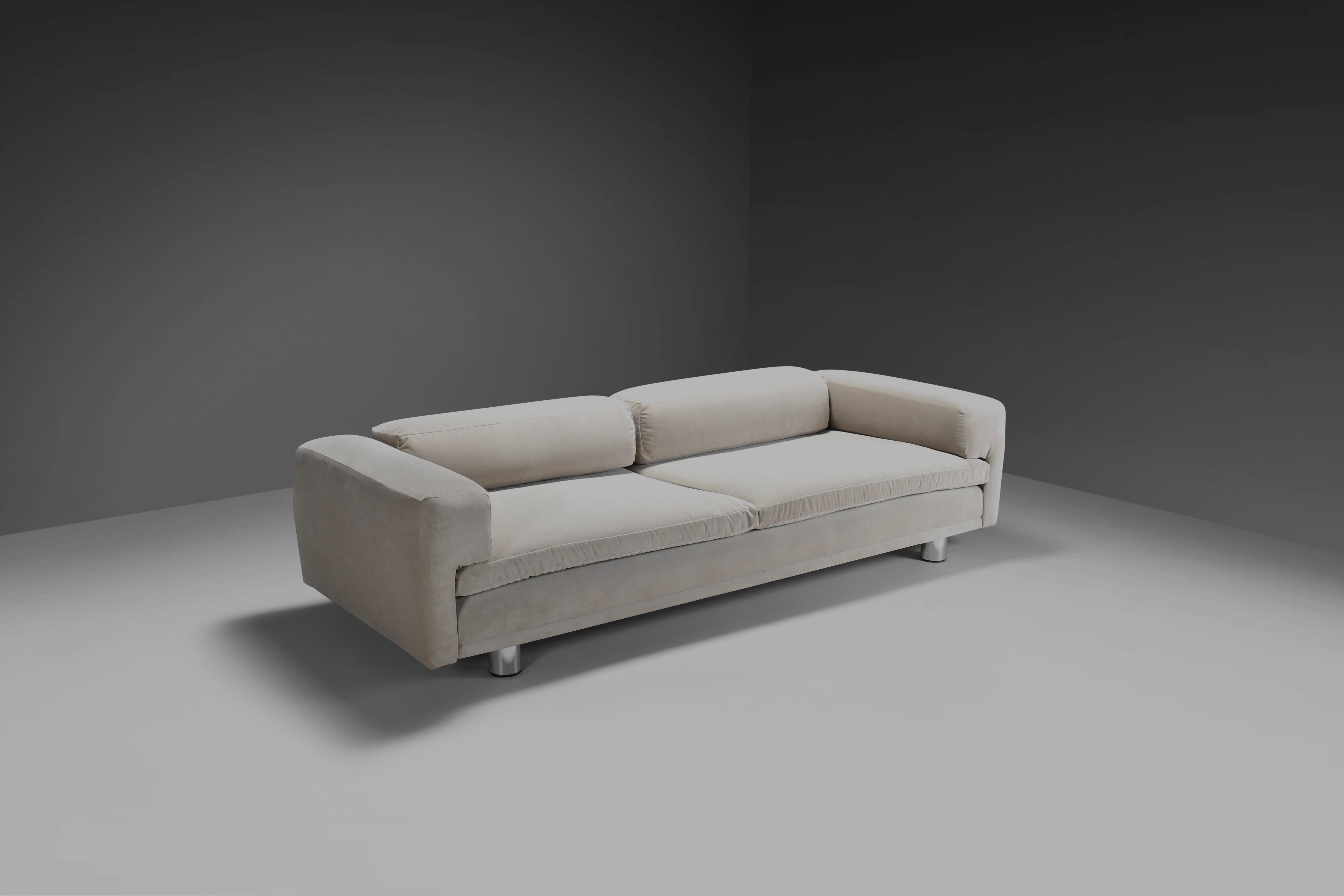 Großes Howard Keith 'Diplomat' Sofa für HK Furniture aus Off-White Samt, 1970er Jahre (Moderne der Mitte des Jahrhunderts) im Angebot