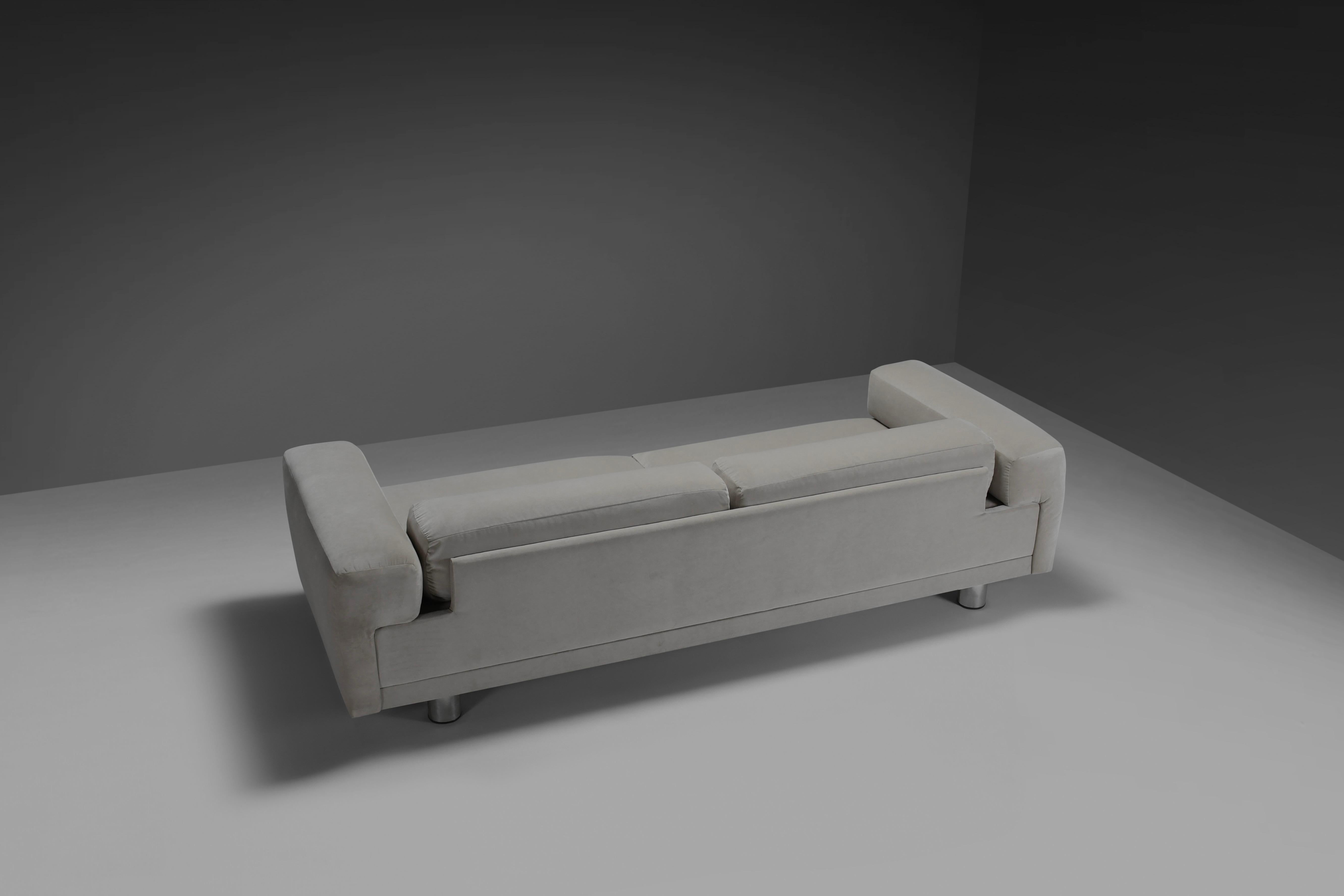 Großes Howard Keith 'Diplomat' Sofa für HK Furniture aus Off-White Samt, 1970er Jahre (Metall) im Angebot